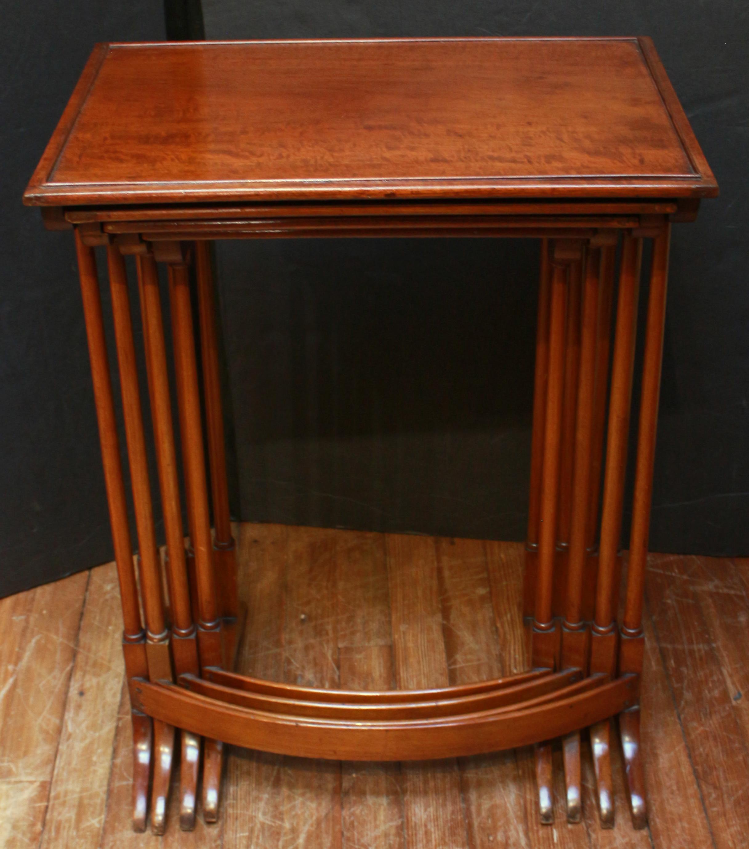 CIRCA 1900 Englisch Satz von 4 Sheraton Geschmack Nesting Tische im Angebot 1