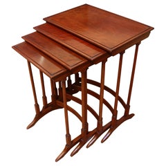 CIRCA 1900 Ensemble de 4 tables gigognes de style Sheraton CIRCA 1900 Ensemble de 4 tables gigognes de style Sheraton