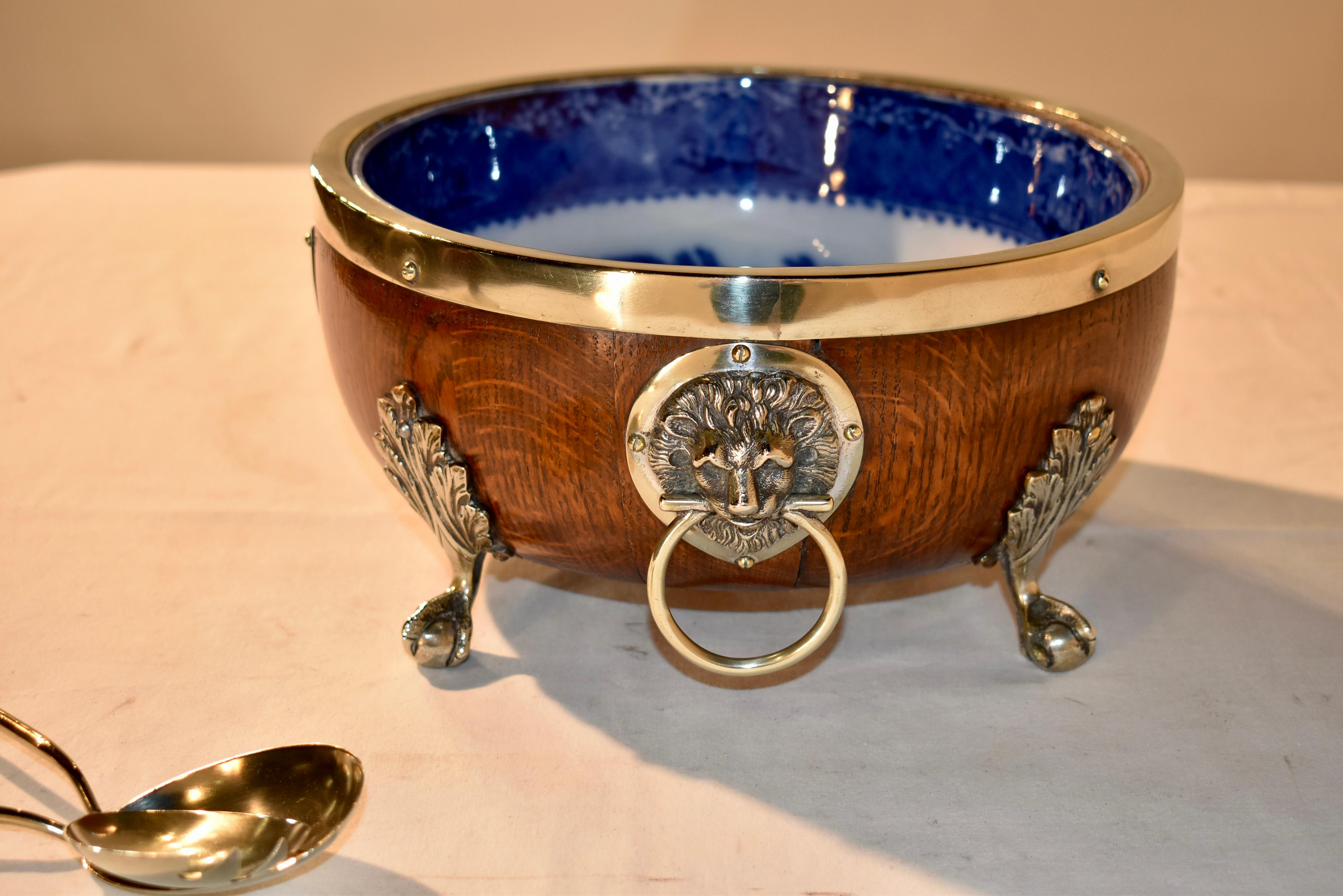 Circa 1900 Cuenco inglés de roble plateado con servidores Chapado en plata en venta
