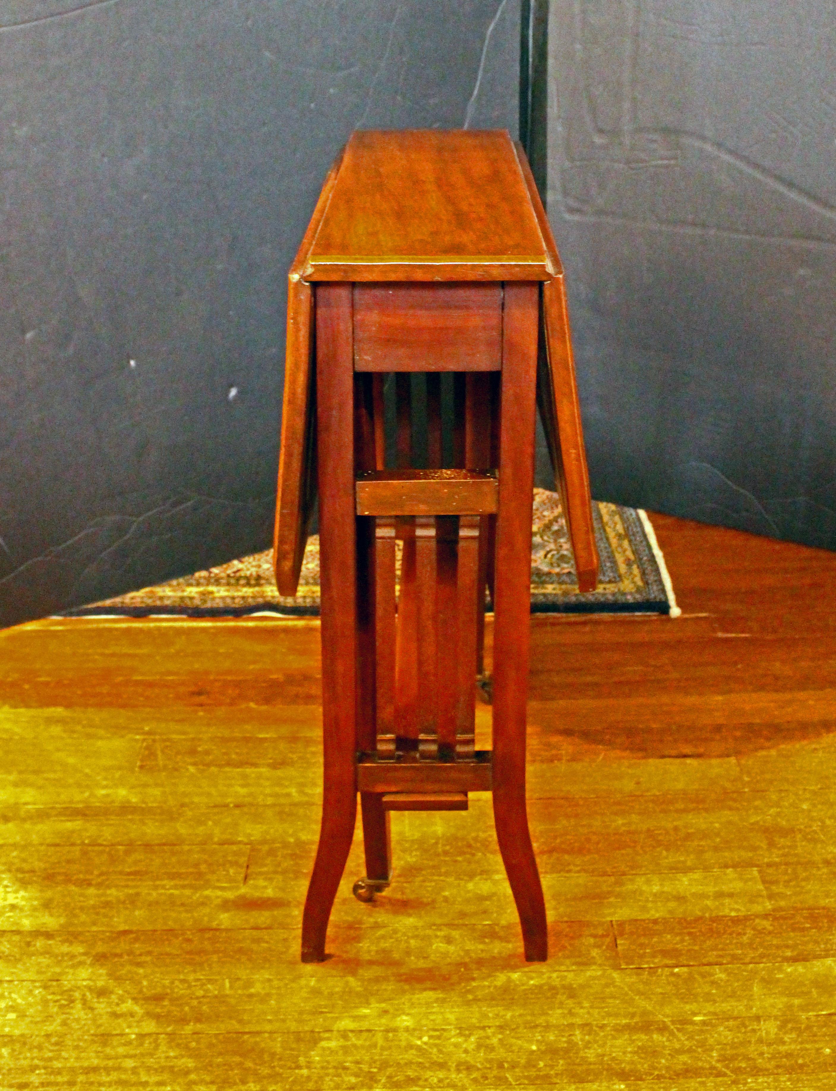 Circa 1900 Table Sutherland anglaise. Acajou massif. Un style élégant avec des bords de table chanfreinés. Les extrémités emploient 3 colonnes aplaties. Anciens trous de vers dans l'un des montants supérieurs du petit côté. 24 1/8