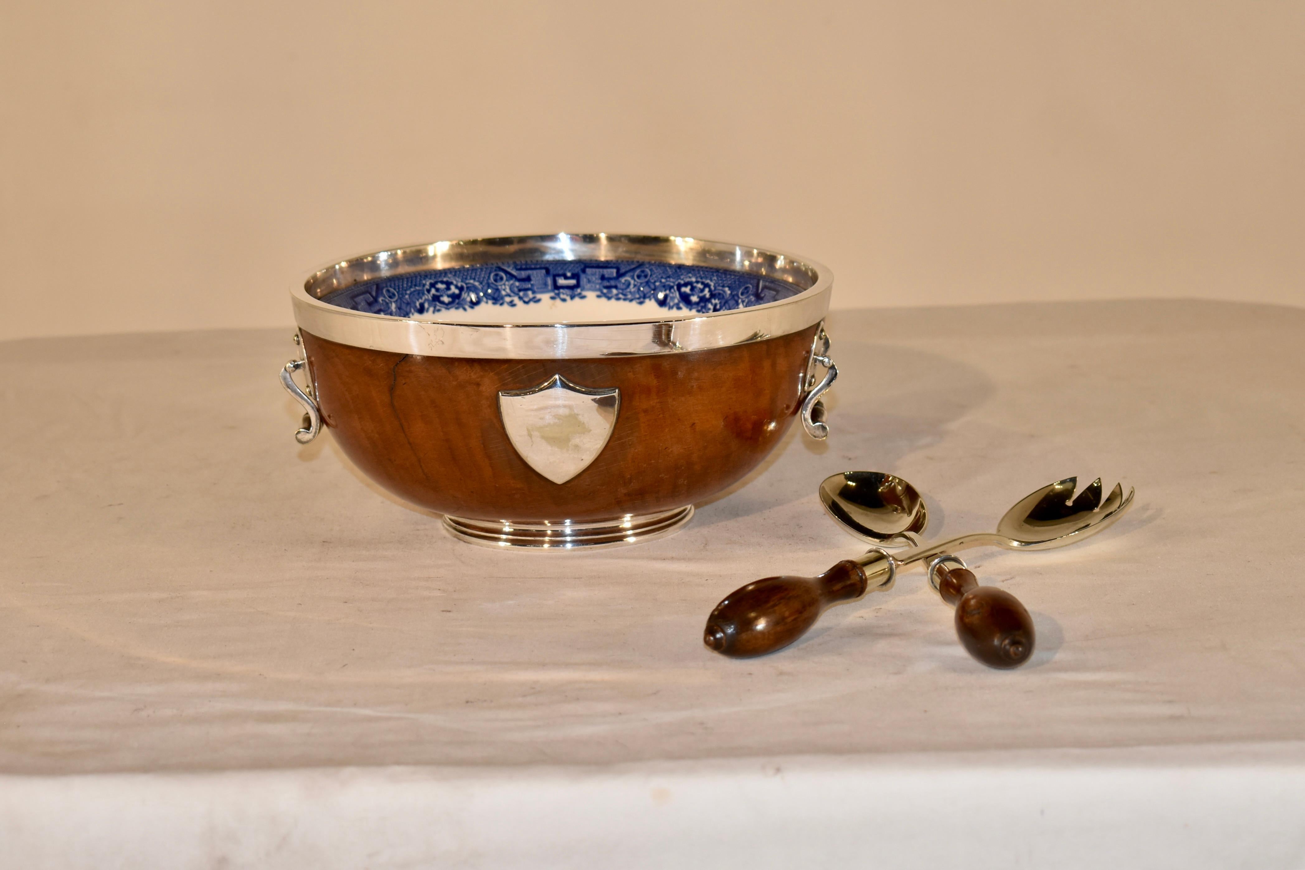 Circa 1900 Edwardien, bol en chêne tourné en vert avec bol en porcelaine dans le très collectionnable motif 