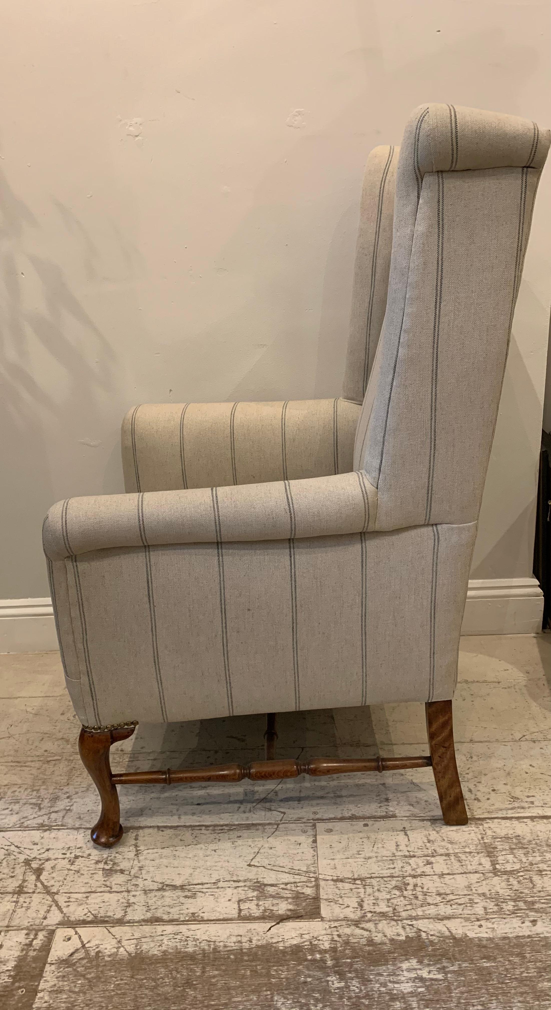 Circa 1900 English Wingback Armchair with Walnut Legs in a Neutral Linen Fabric In Good Condition In London, GB