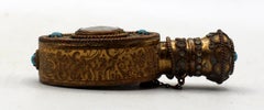 Frasco para perfumes europeo de filigrana de latón dorado y esmalte, de alrededor de 1900