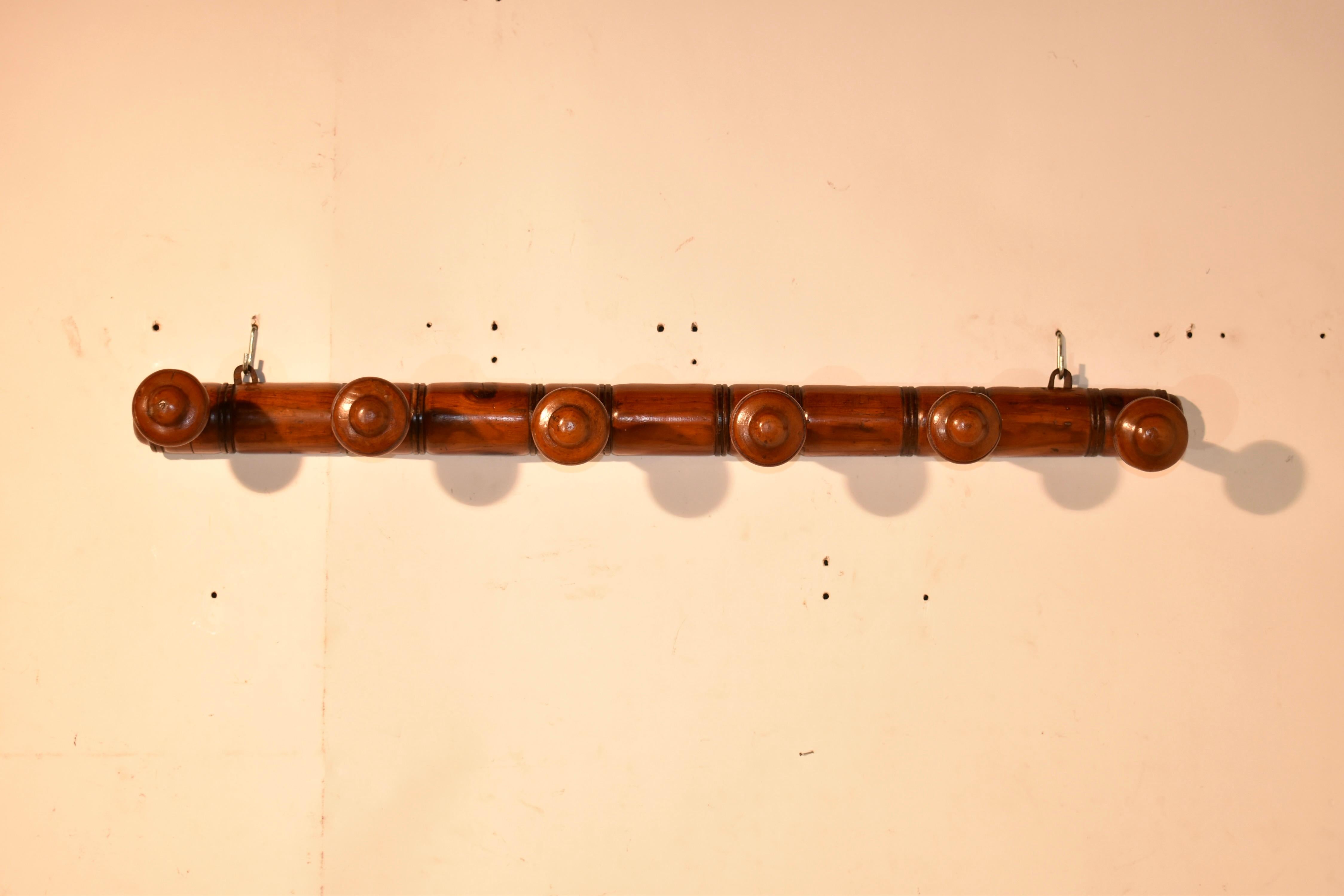 CIRCA - Porte-manteau ou porte-chapeau français avec six patères tournées à la main.  Le dos de l'étagère est tourné à la main de manière experte pour imiter l'apparence du bambou.  Chacune des chevilles tournées à la main est ravissante et ce sont