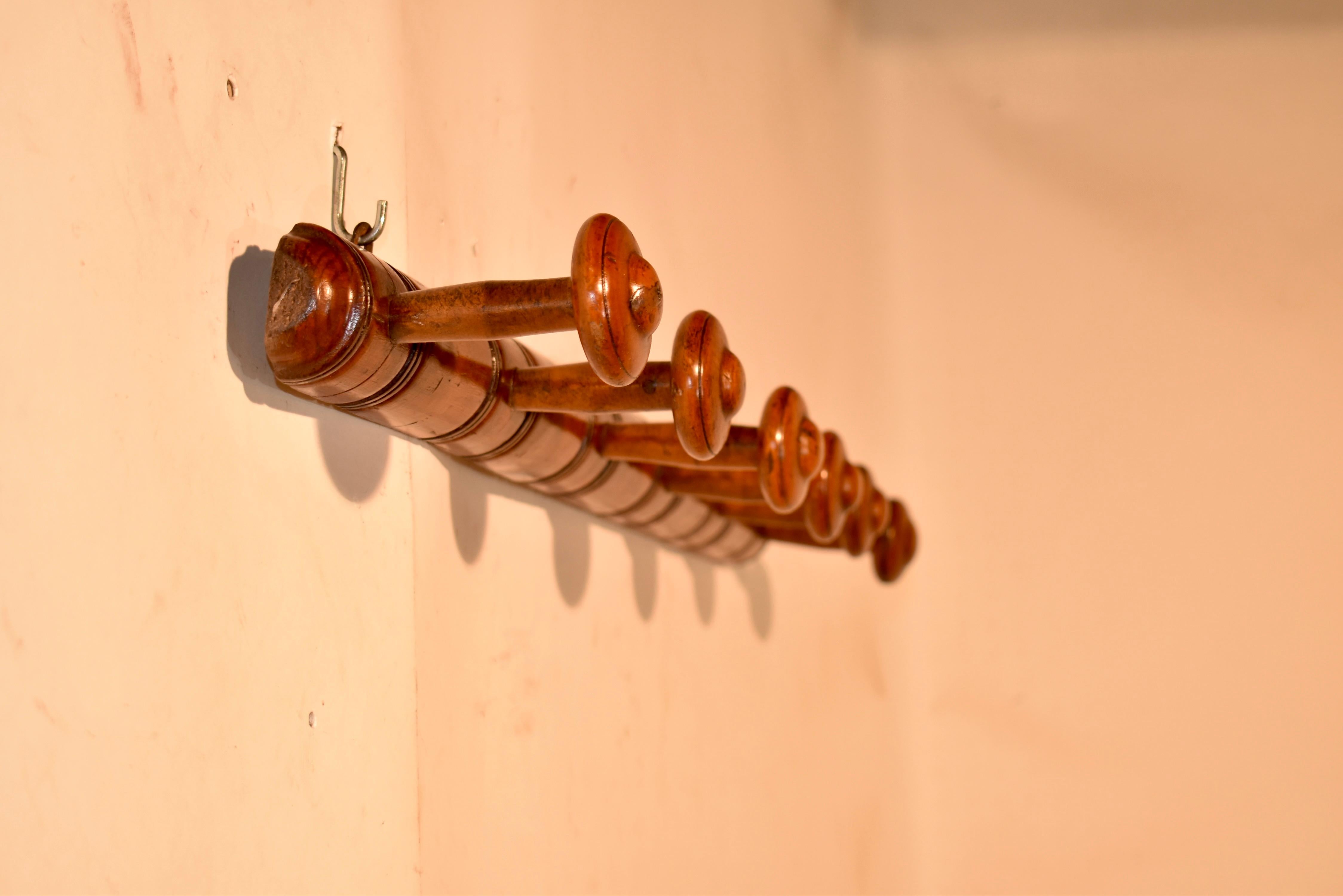 Tourné CIRCA - Porte-chapeaux ou porte-manteaux français à 6 patères en vente