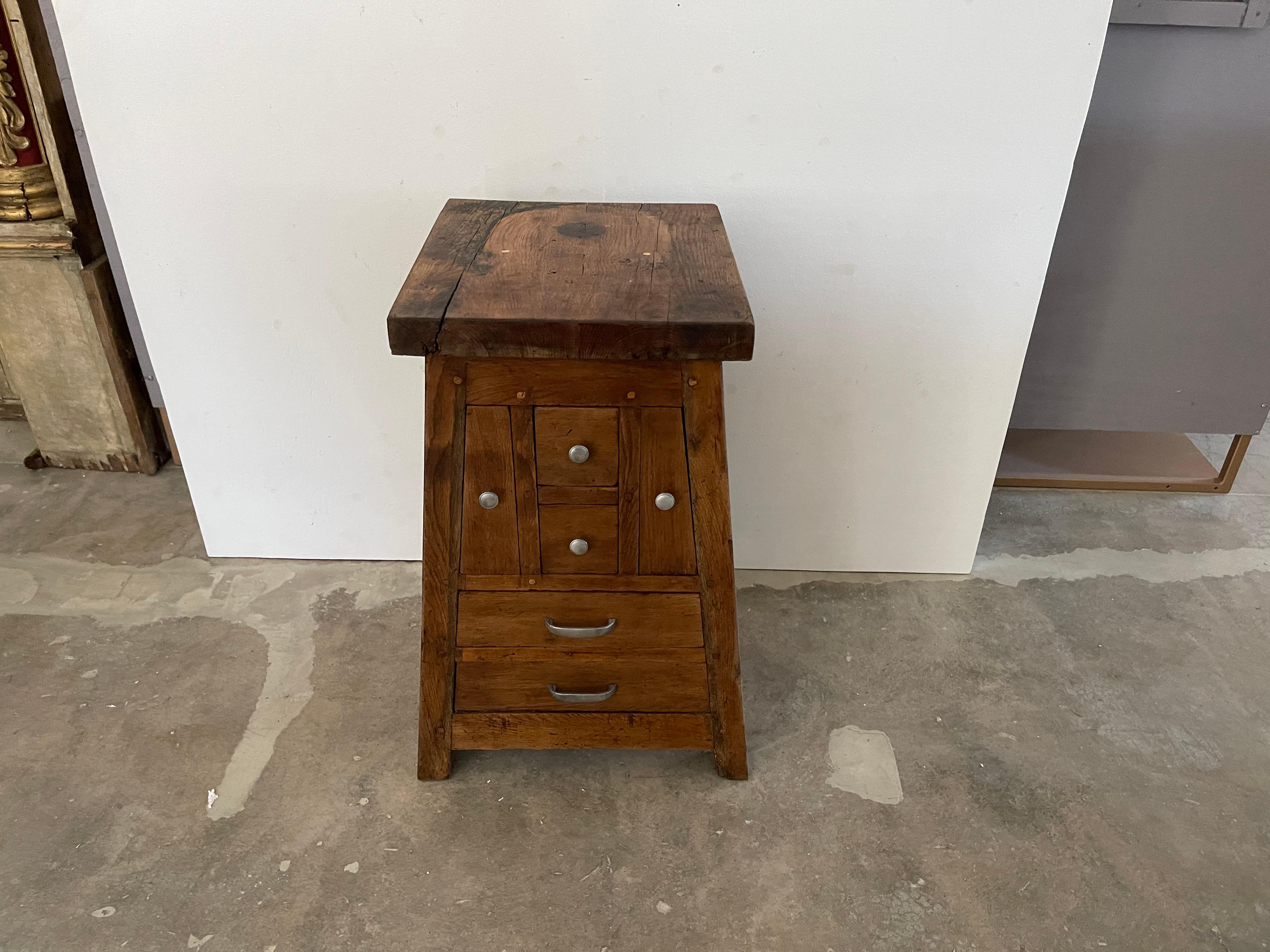 Circa 1900 French Antique Walnut Butcher Block – Rustic Provincial Worktable For Sale 7