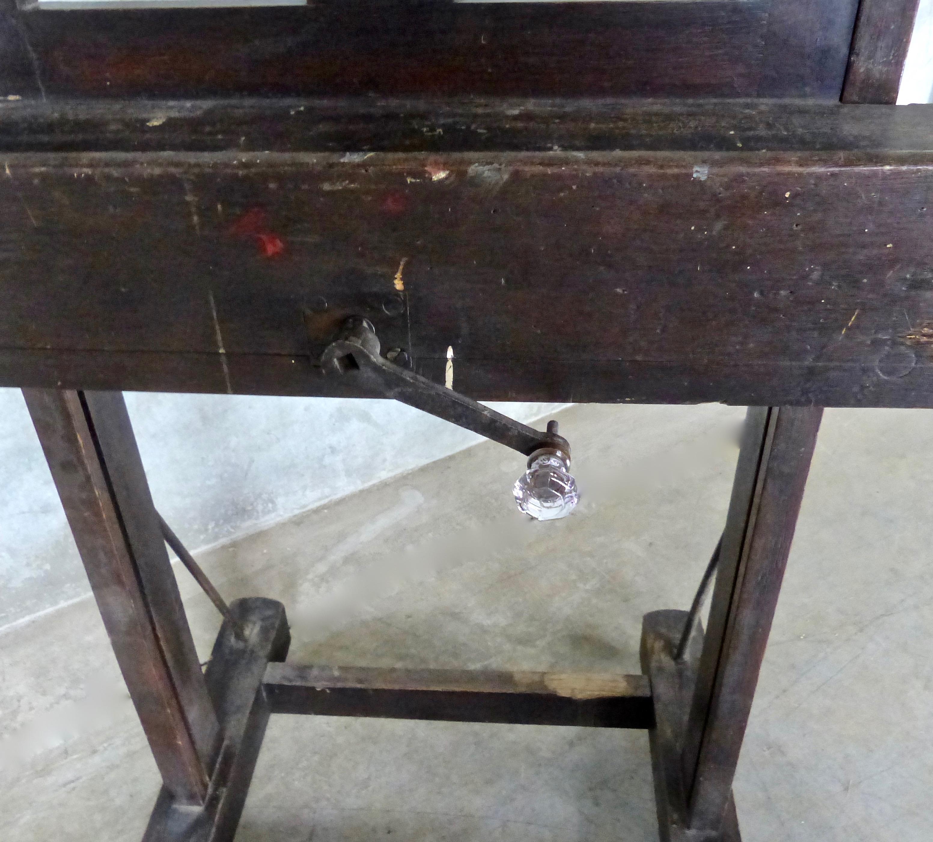 French Artist’s Easel with Crank, circa 1900 In Good Condition In Surrey, BC