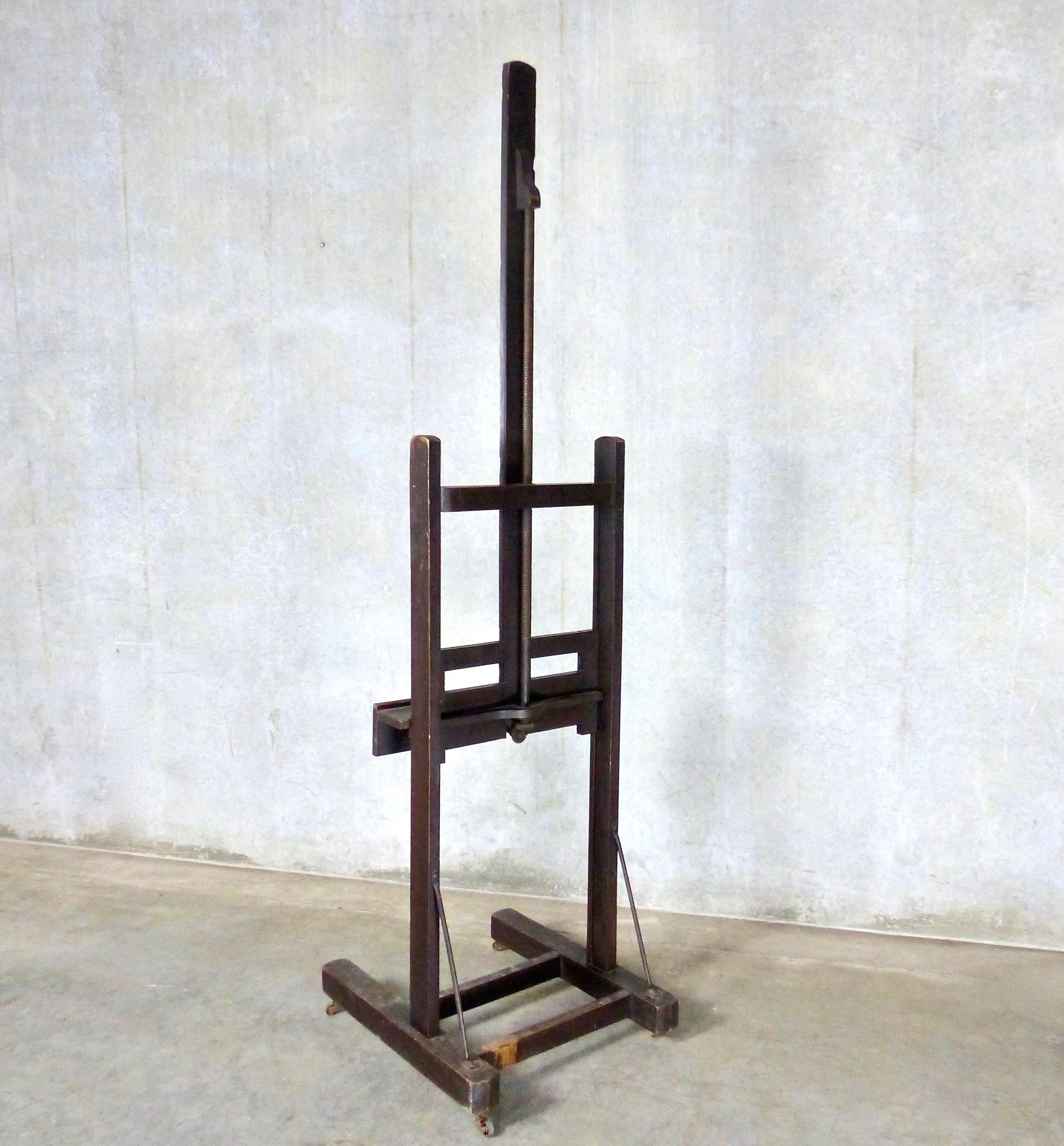 Early 20th Century French Artist’s Easel with Crank, circa 1900