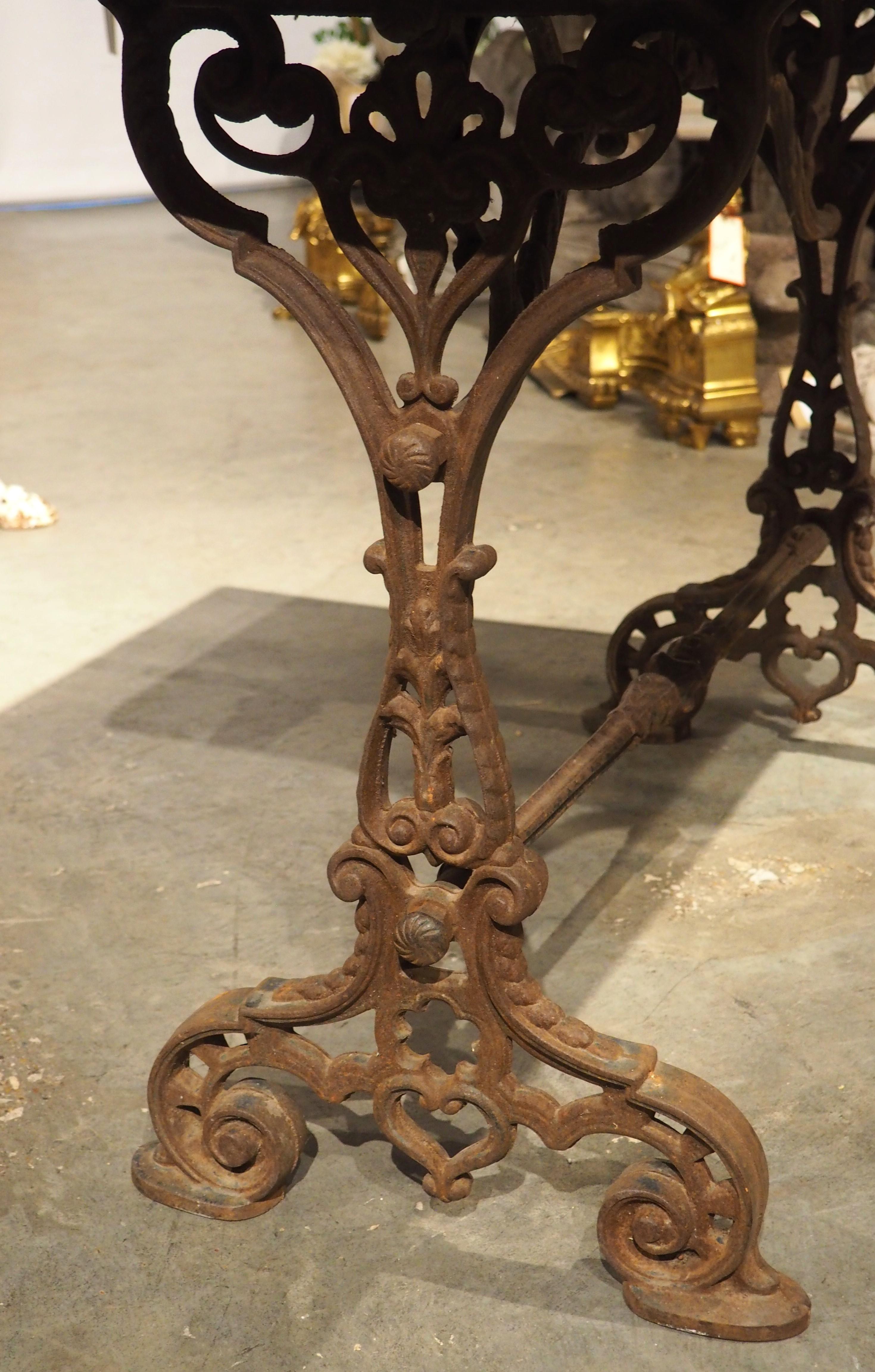 Table de bistrot française en fonte datant d'environ 1900 avec plateau en marbre en vente 10