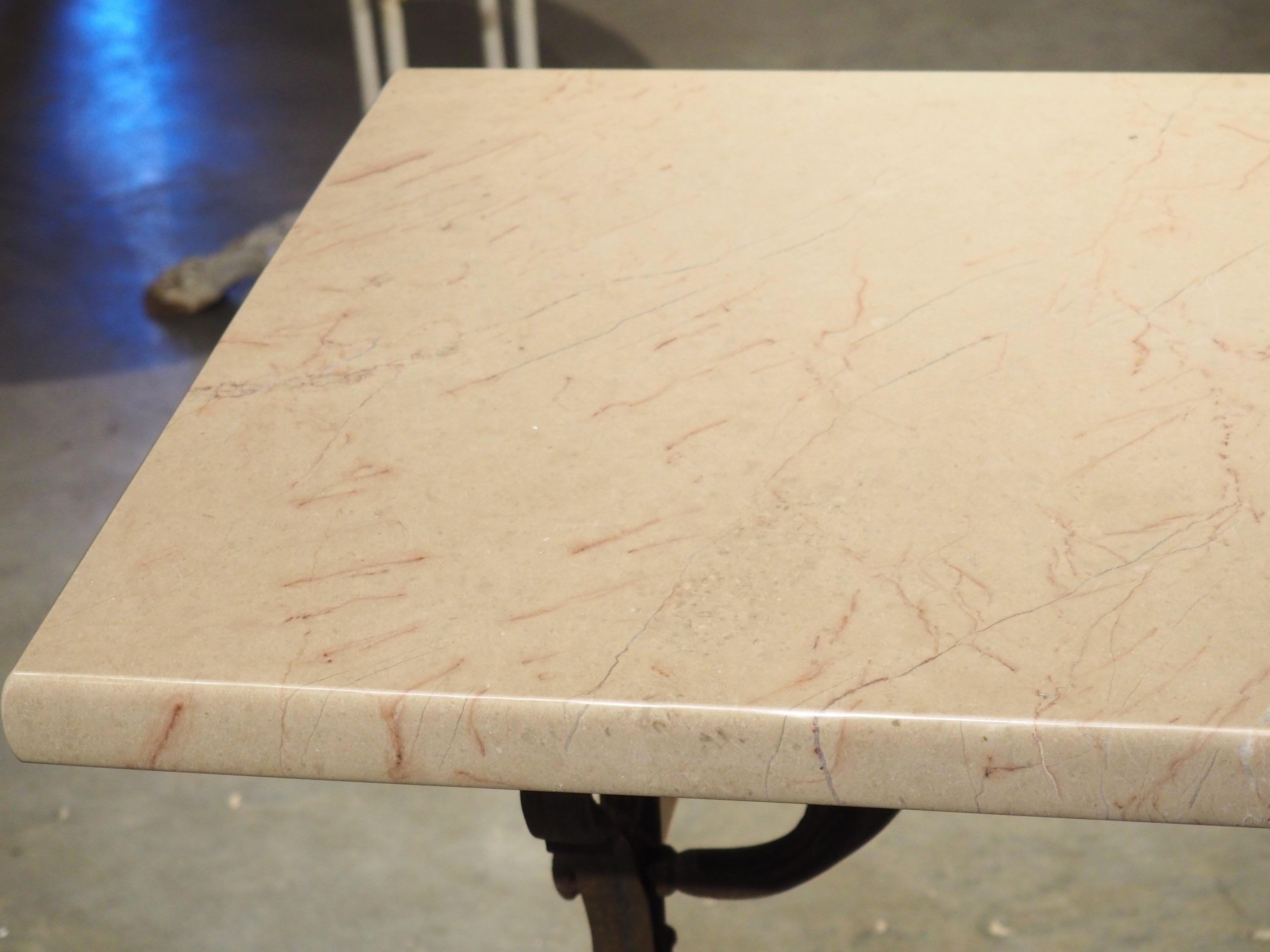 Moulage Table de bistrot française en fonte datant d'environ 1900 avec plateau en marbre en vente