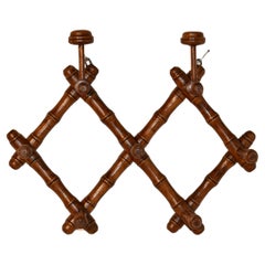 Cappello e cappotto a fisarmonica in ciliegio francese del 1900 circa  Rack
