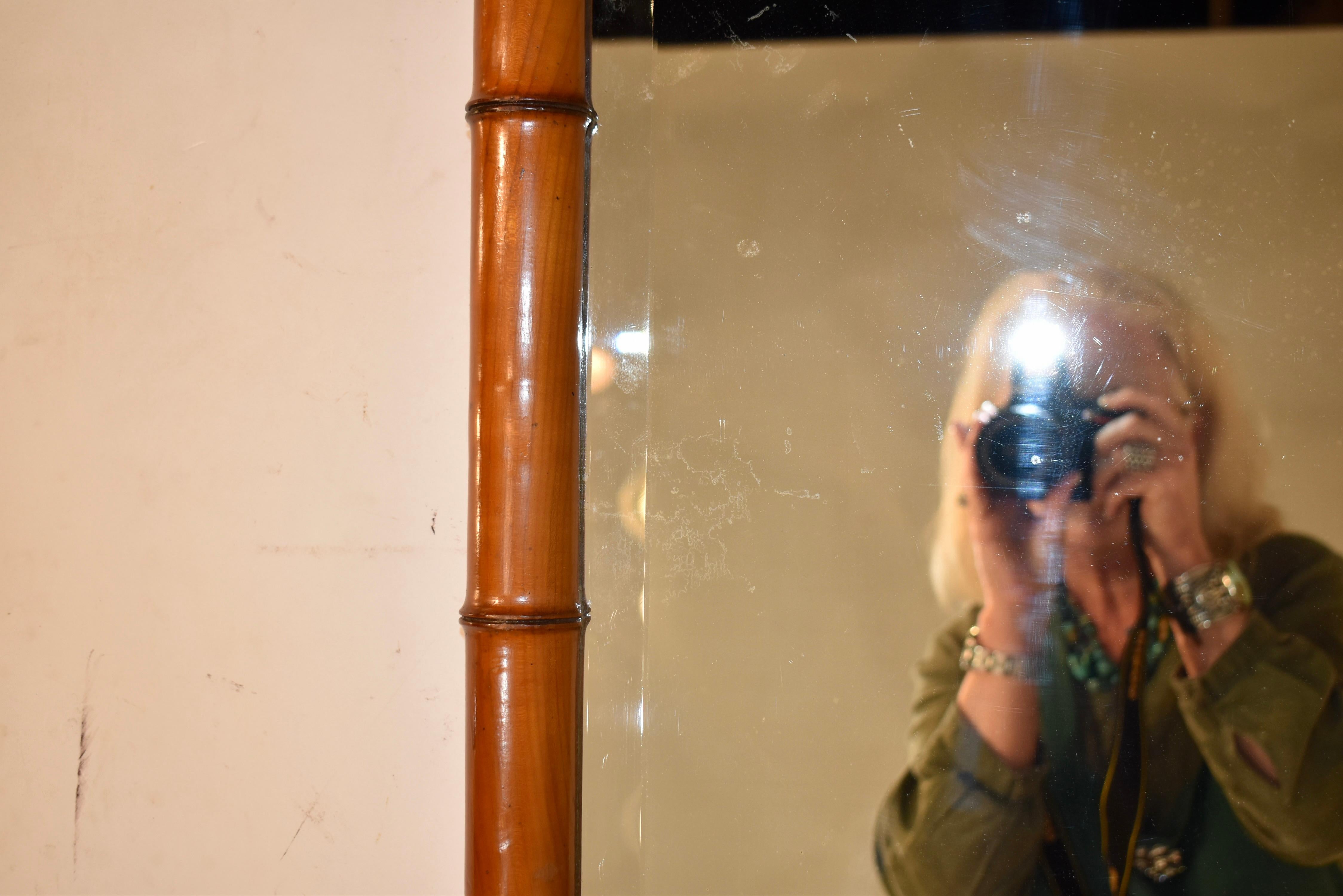 Specchio in finto bambù in ciliegio francese del 1900 circa In condizioni buone in vendita a High Point, NC