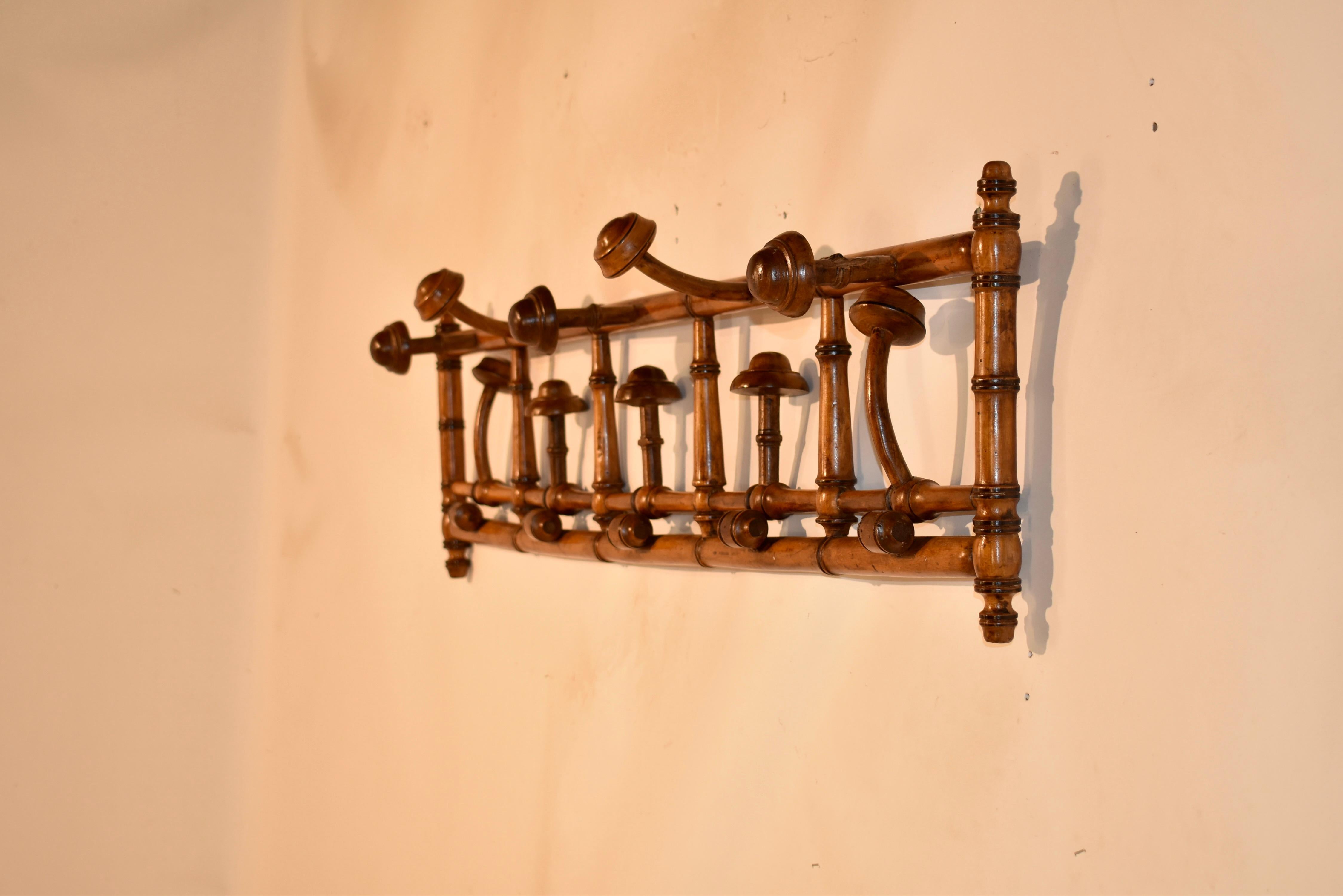 Art Nouveau Appendiabiti e appendiabiti in ciliegio francese tornito del 1900 circa in vendita