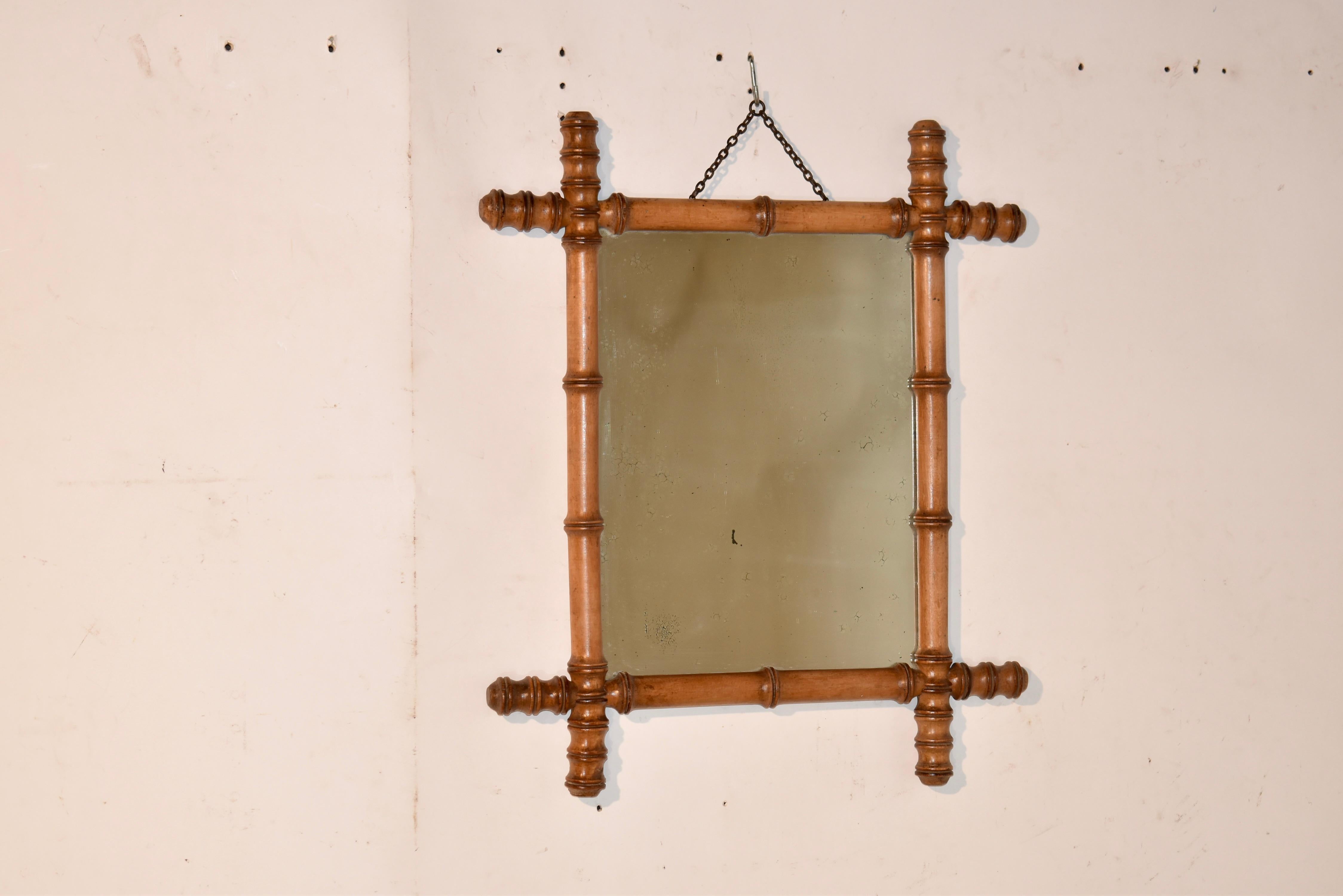Joli miroir mural français en cerisier, vers 1900.  Le cadre a été tourné à la main dans du cerisier et est dans le style du bambou, qui était si populaire à l'époque de l'Art nouveau en France.  Le miroir semble être d'origine et présente une usure