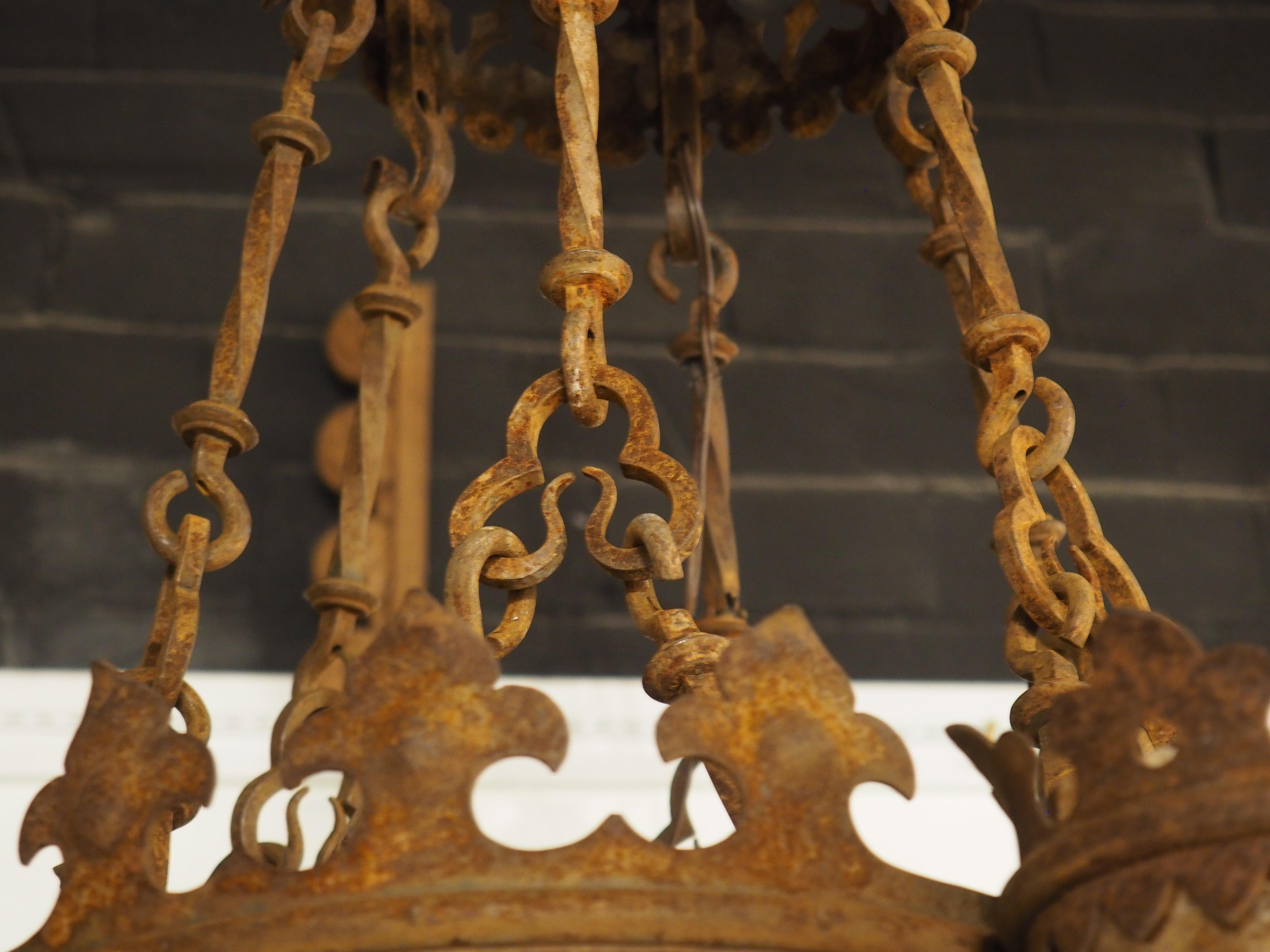 Circa 1900 Lustre en fer forgé de style gothique français Bon état - En vente à Dallas, TX