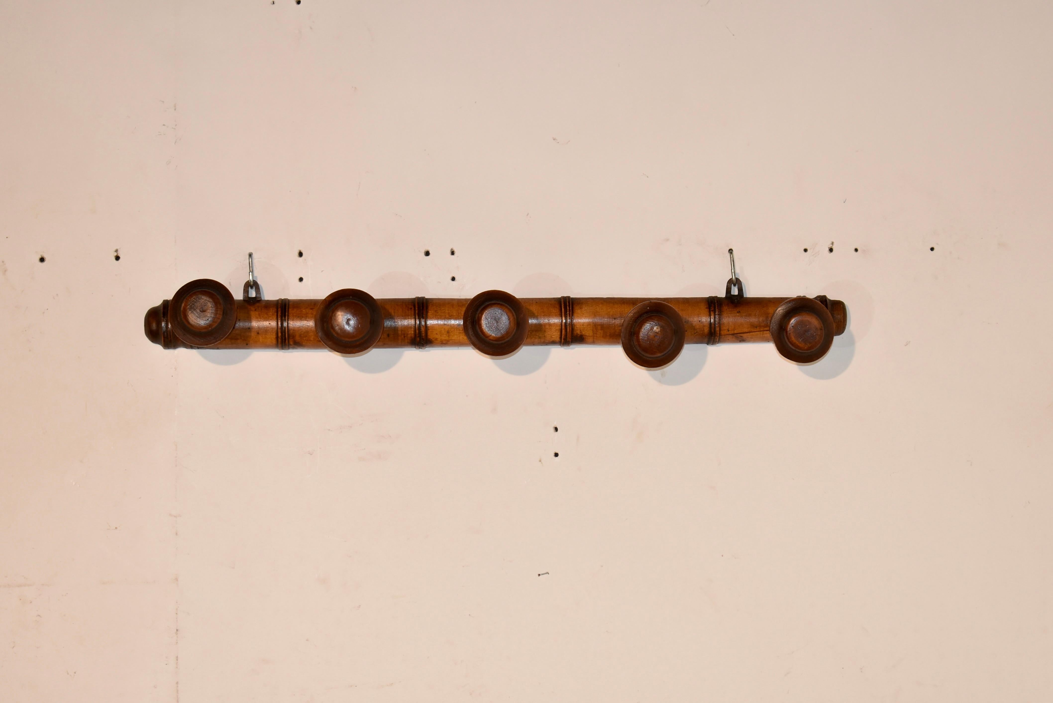 Appendiabiti e cappelliere in finto bambù francese del 1900 circa (ottimo anche per gli ombrelli) realizzato in ciliegio.  I lecca-lecca hanno un bordo modellato e un bottone centrale.  Il modo in cui questa è cambiata con l'età e l'uso è così
