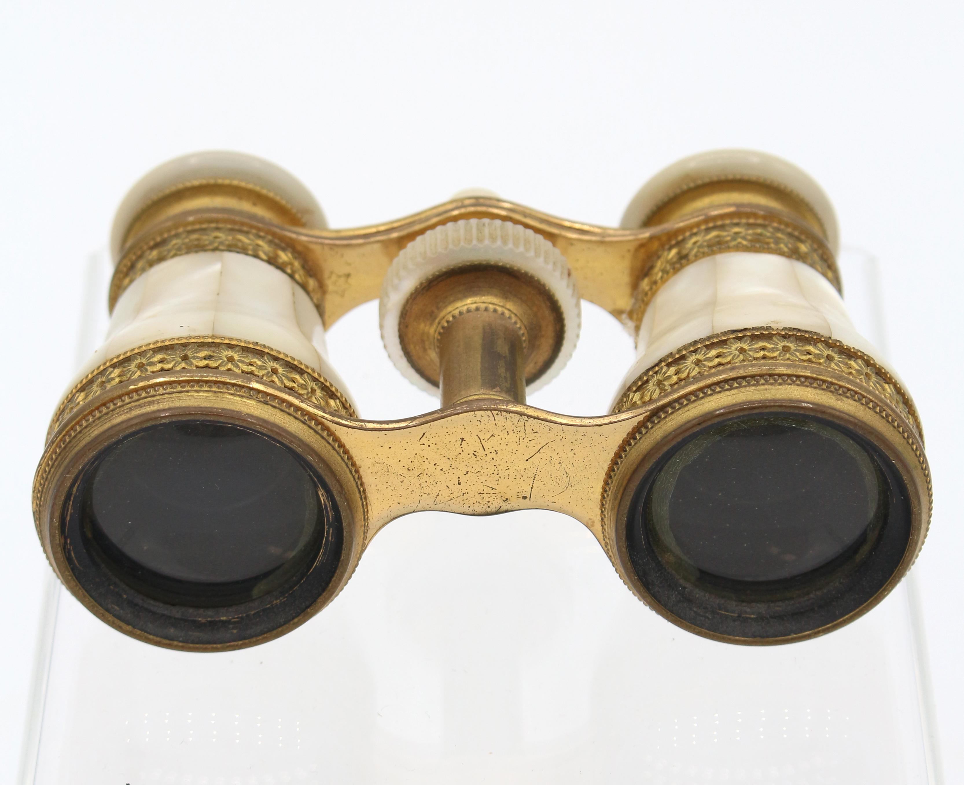 Circa 1900 opera glasses by Colmont F.T, Paris, France. Mother of pearl with gilt brass star & bead bandings. The mounts are unusually fine & rarely found.
3 7/8