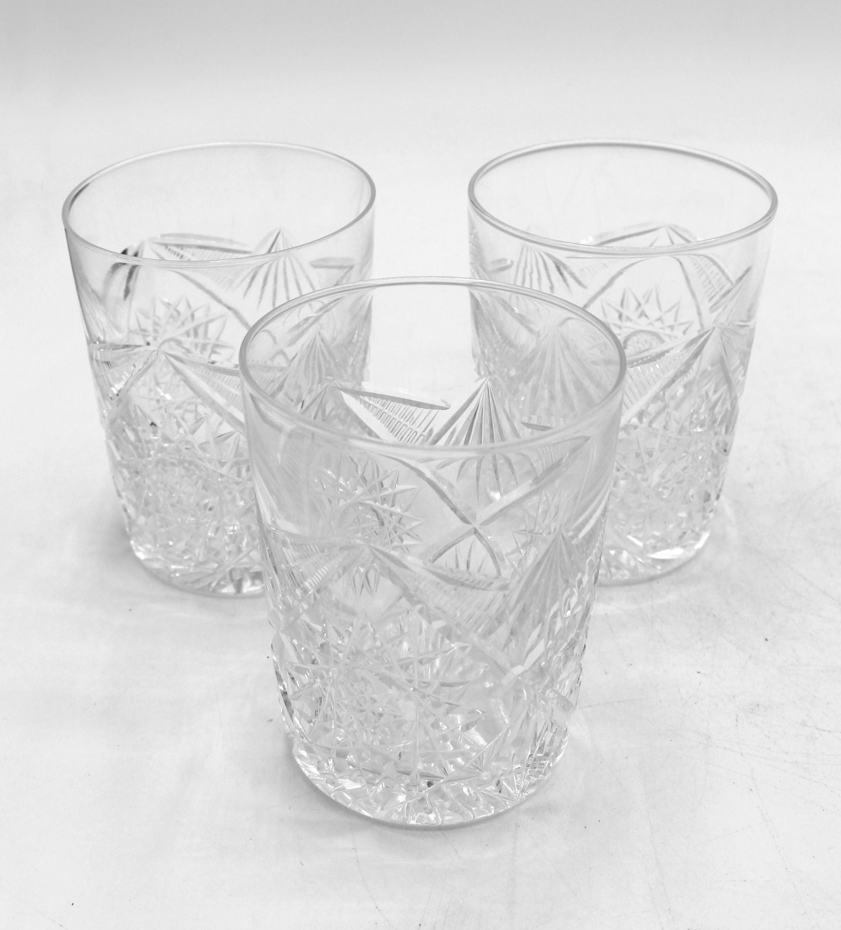 Circa 1900 groupe de 6 gobelets en verre taillé, américain. Verre taillé d'époque brillant, composé de deux motifs étoilés et drapés étroitement liés.
3,75