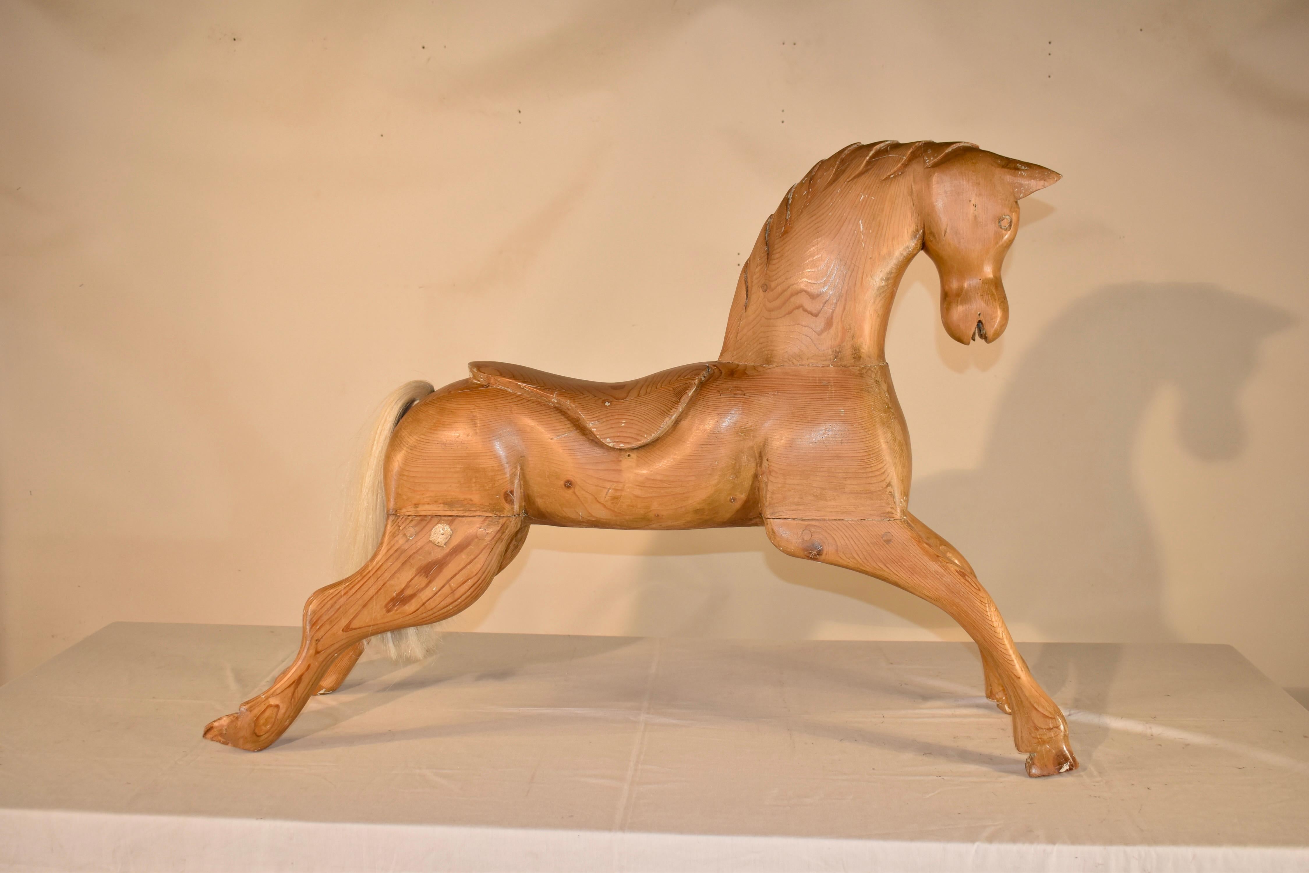Cavallo di pino intagliato a mano del 1900 circa in vendita 3