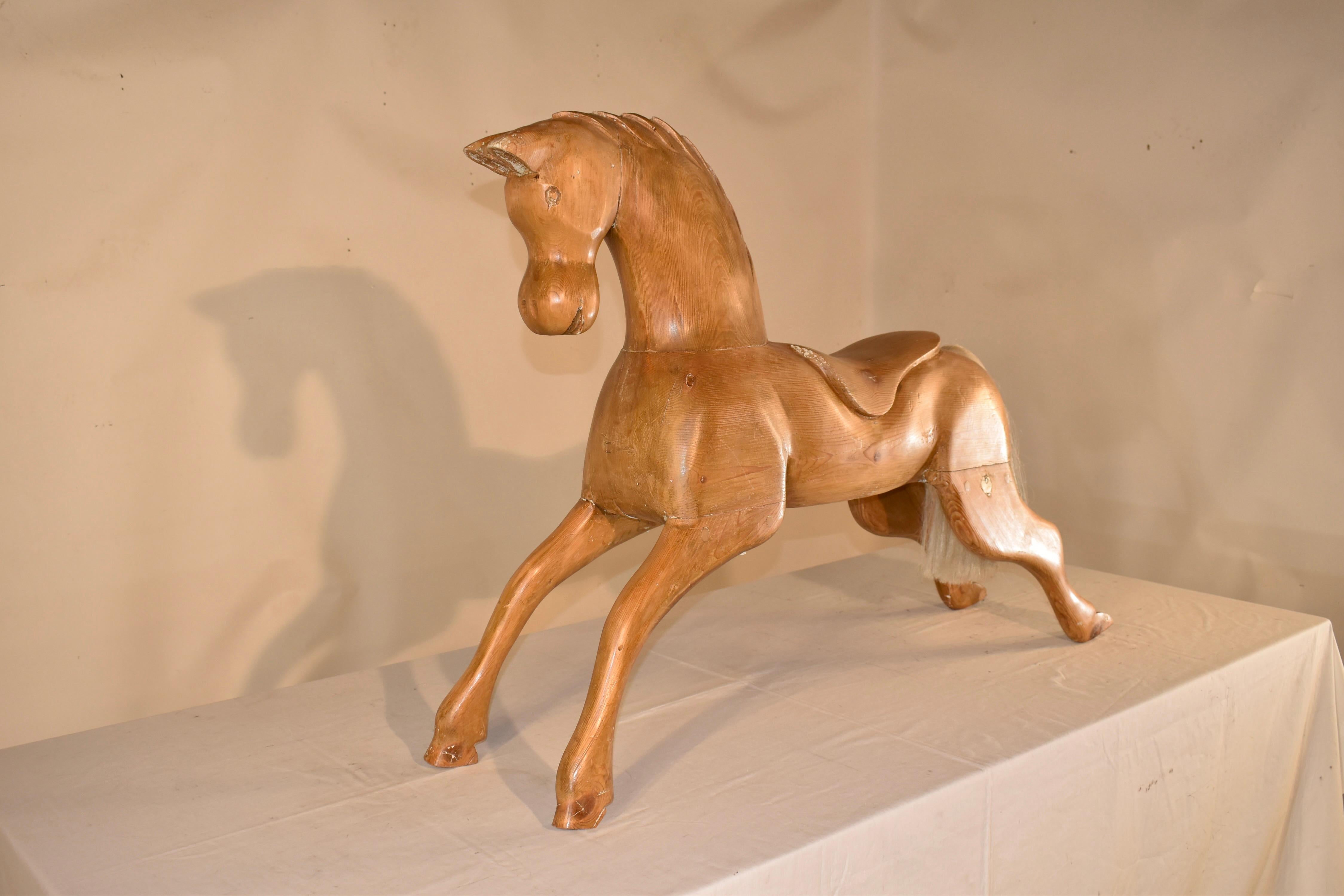 Arte popolare Cavallo di pino intagliato a mano del 1900 circa in vendita