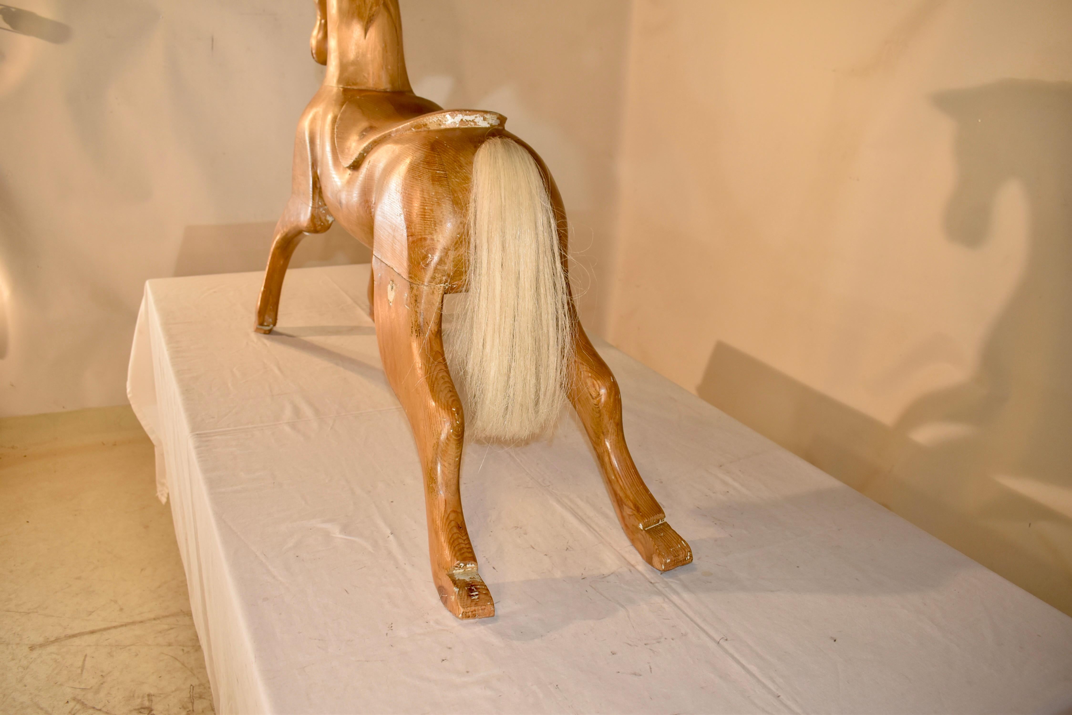 Cavallo di pino intagliato a mano del 1900 circa In condizioni buone in vendita a High Point, NC