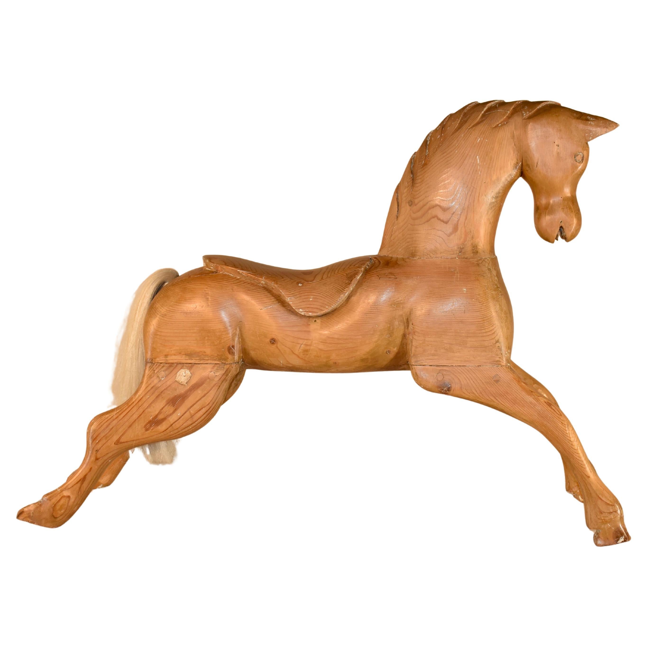 Circa 1900 Caballo de pino tallado a mano