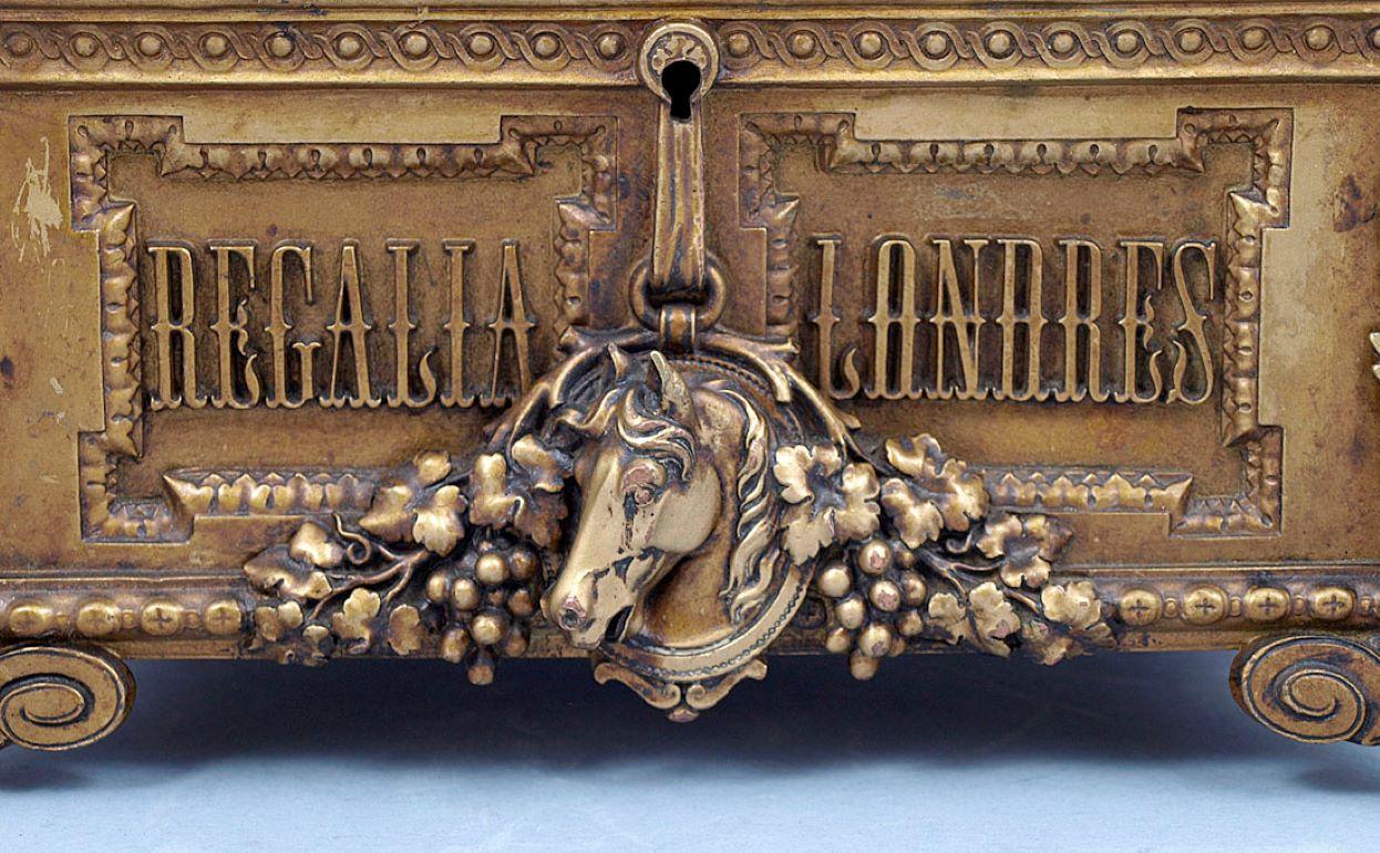 Humidor, browned metal cigar box, circa 1900
Humidor, cigar box with straight sides and arched lid. Supported on four legs in the form of lion's paws with leaves above. At the front, in an oval reserve and surrounded by a flower garland, a horse's