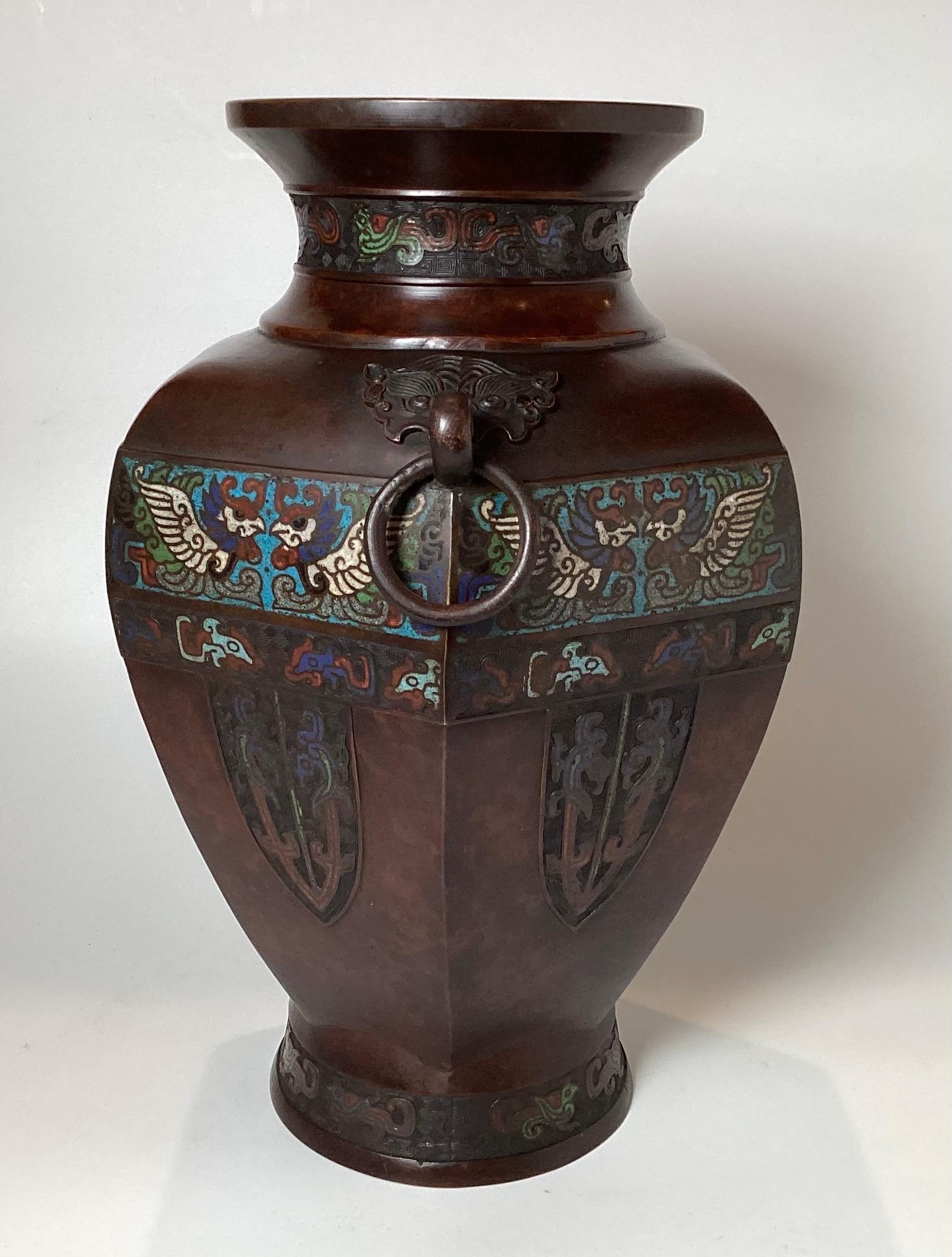 Mouvement esthétique CIRCA 1900 Grand vase japonais en bronze champlevé et émaillé en vente