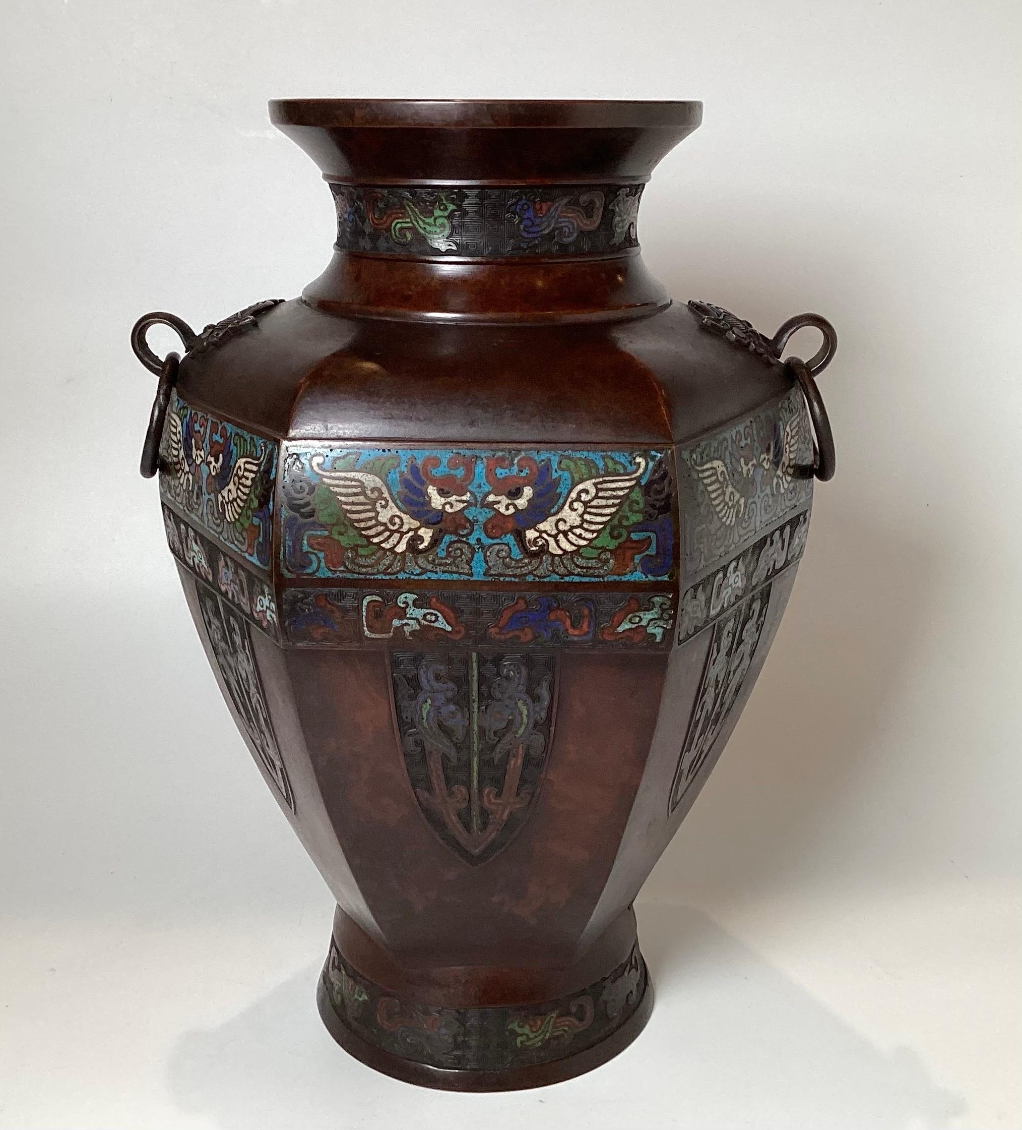 CIRCA 1900 Grand vase japonais en bronze champlevé et émaillé Bon état - En vente à Lambertville, NJ
