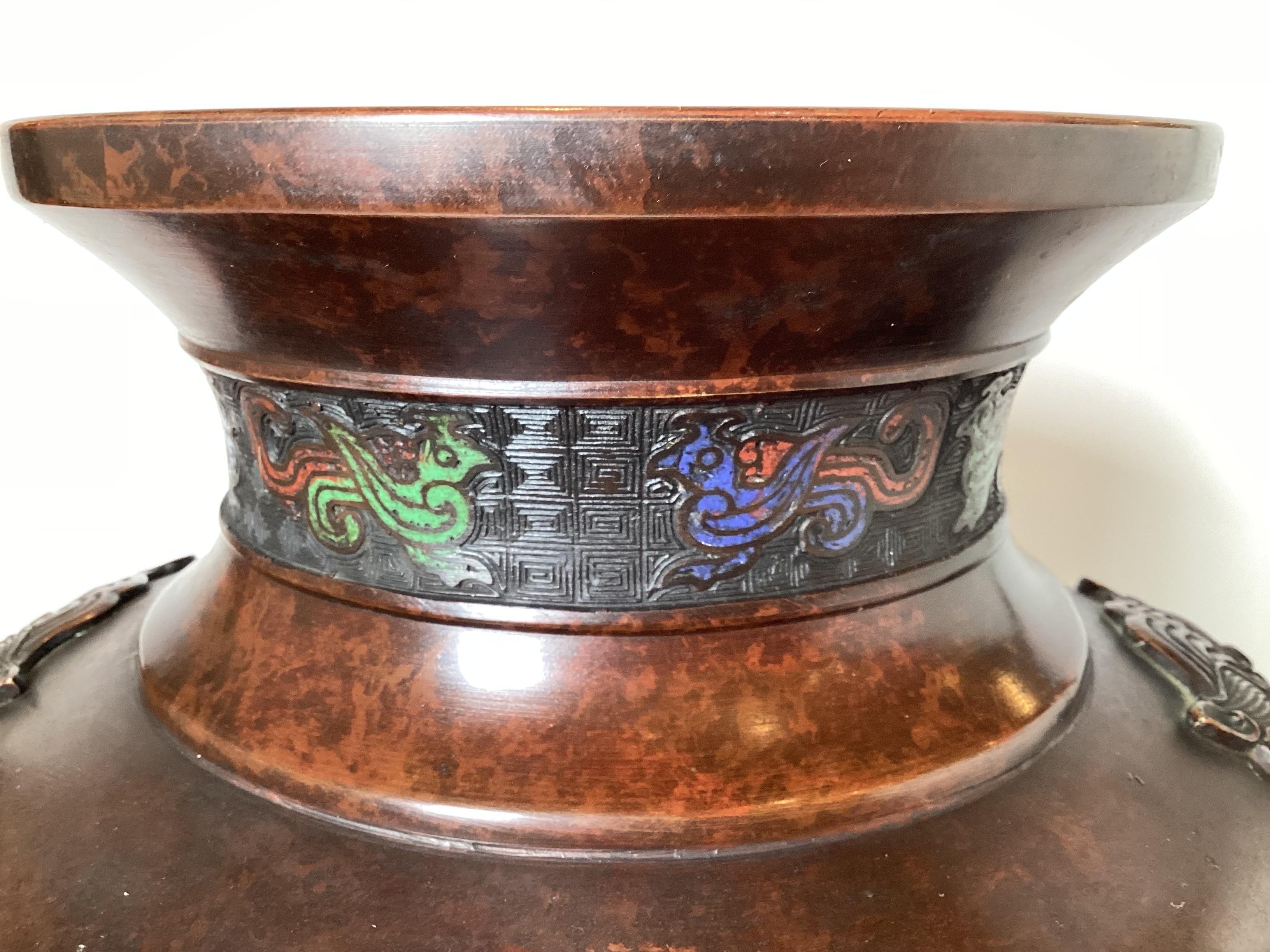 Début du 20ème siècle CIRCA 1900 Grand vase japonais en bronze champlevé et émaillé en vente