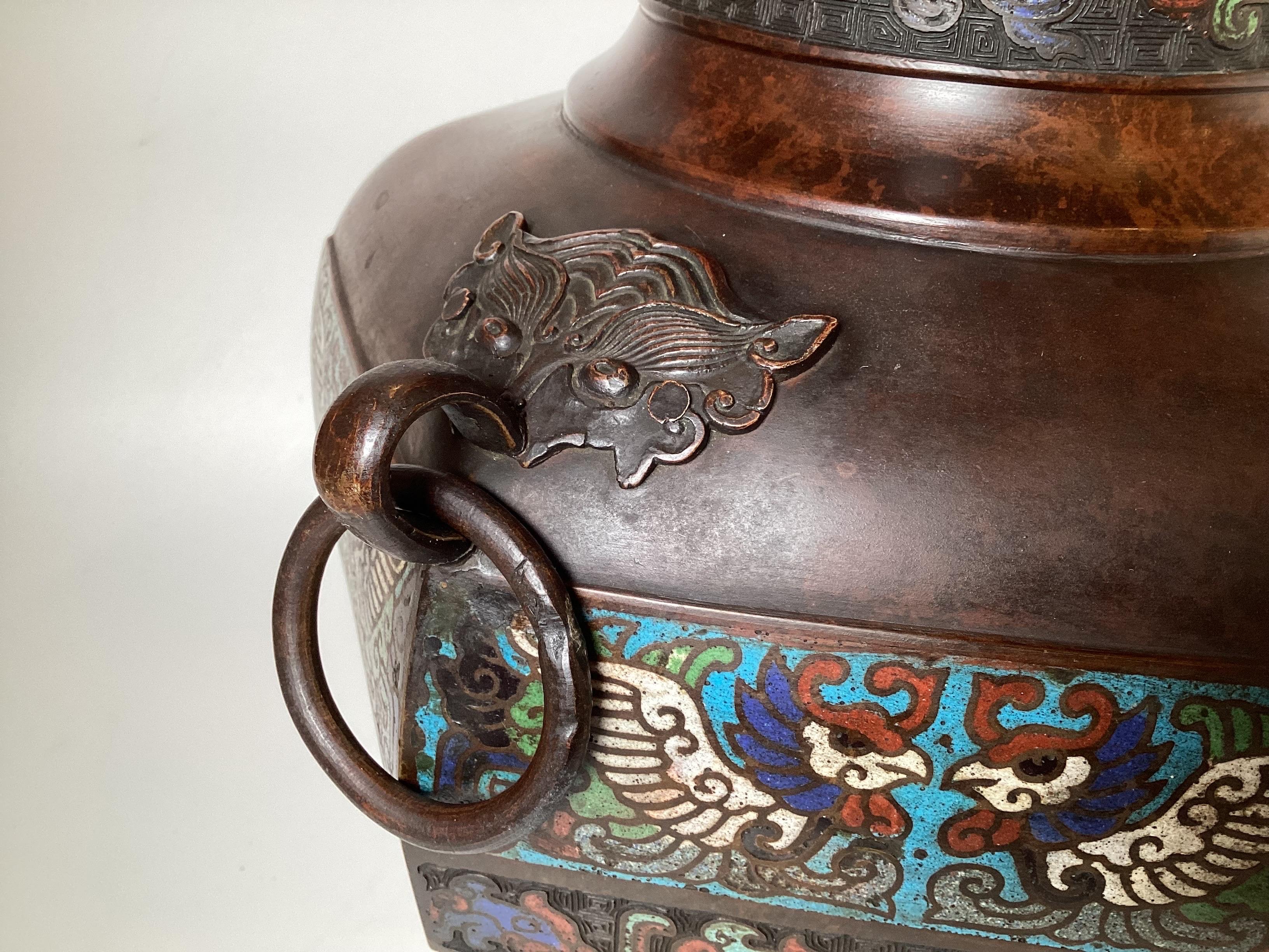 CIRCA 1900 Grand vase japonais en bronze champlevé et émaillé en vente 1