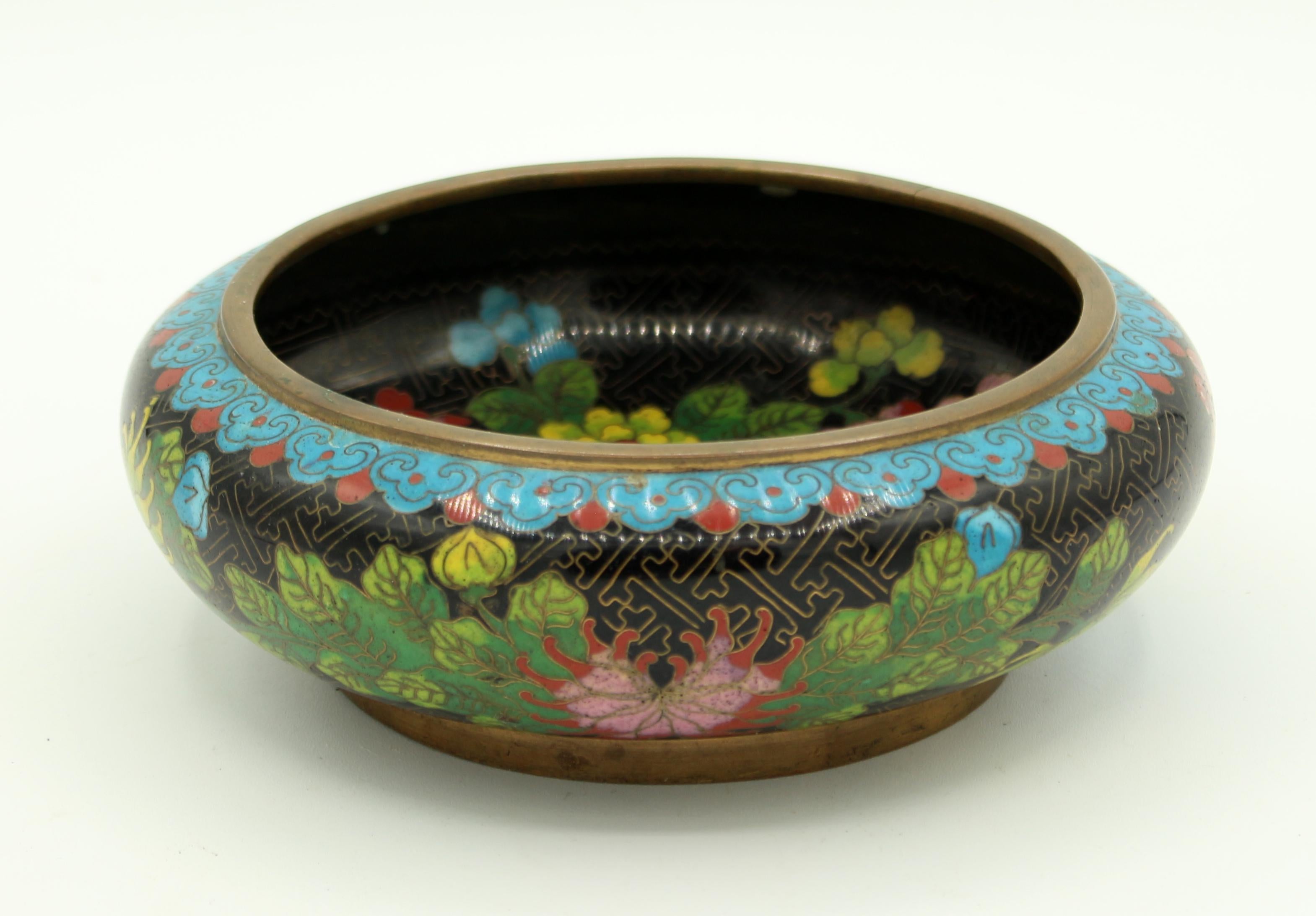 Cloissoné Qing Dynasty Cloisonne Bowl, circa 1900 Late For Sale