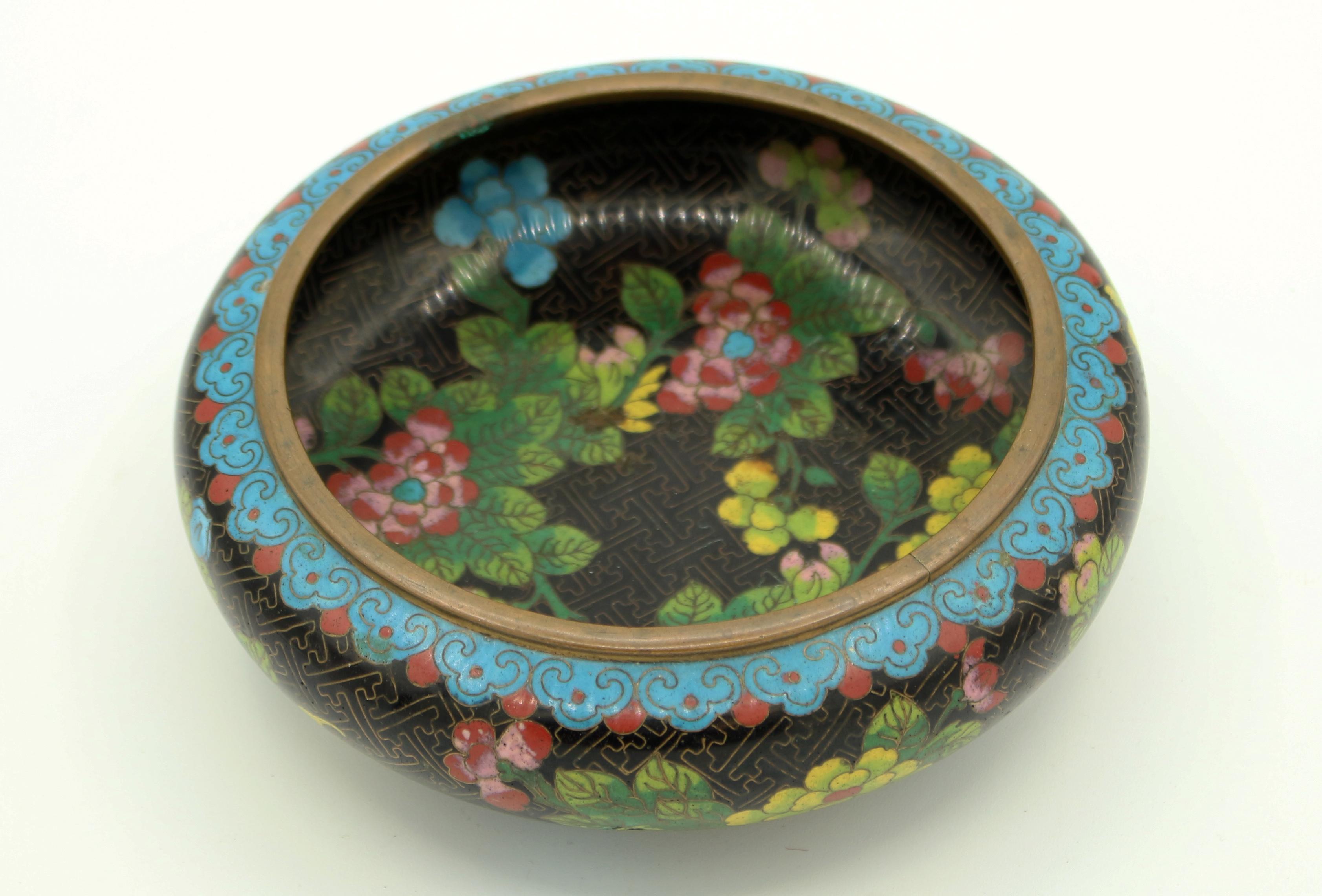 Cloisonné Ciotola di cloisonne della dinastia Qing del 1900 circa in vendita