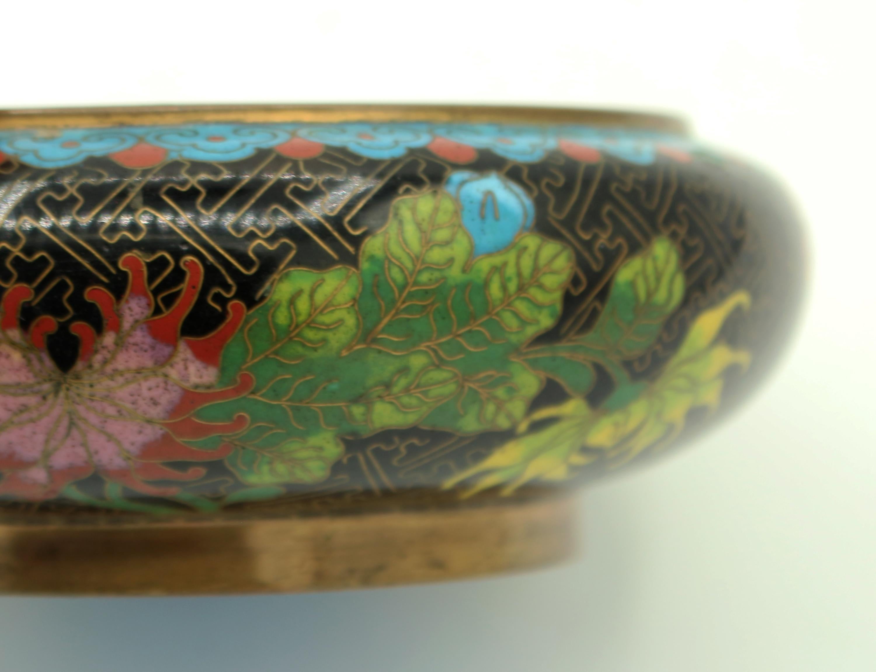Circa 1900 Qing Dynasty Cloisonne Bowl In Good Condition For Sale In Chapel Hill, NC