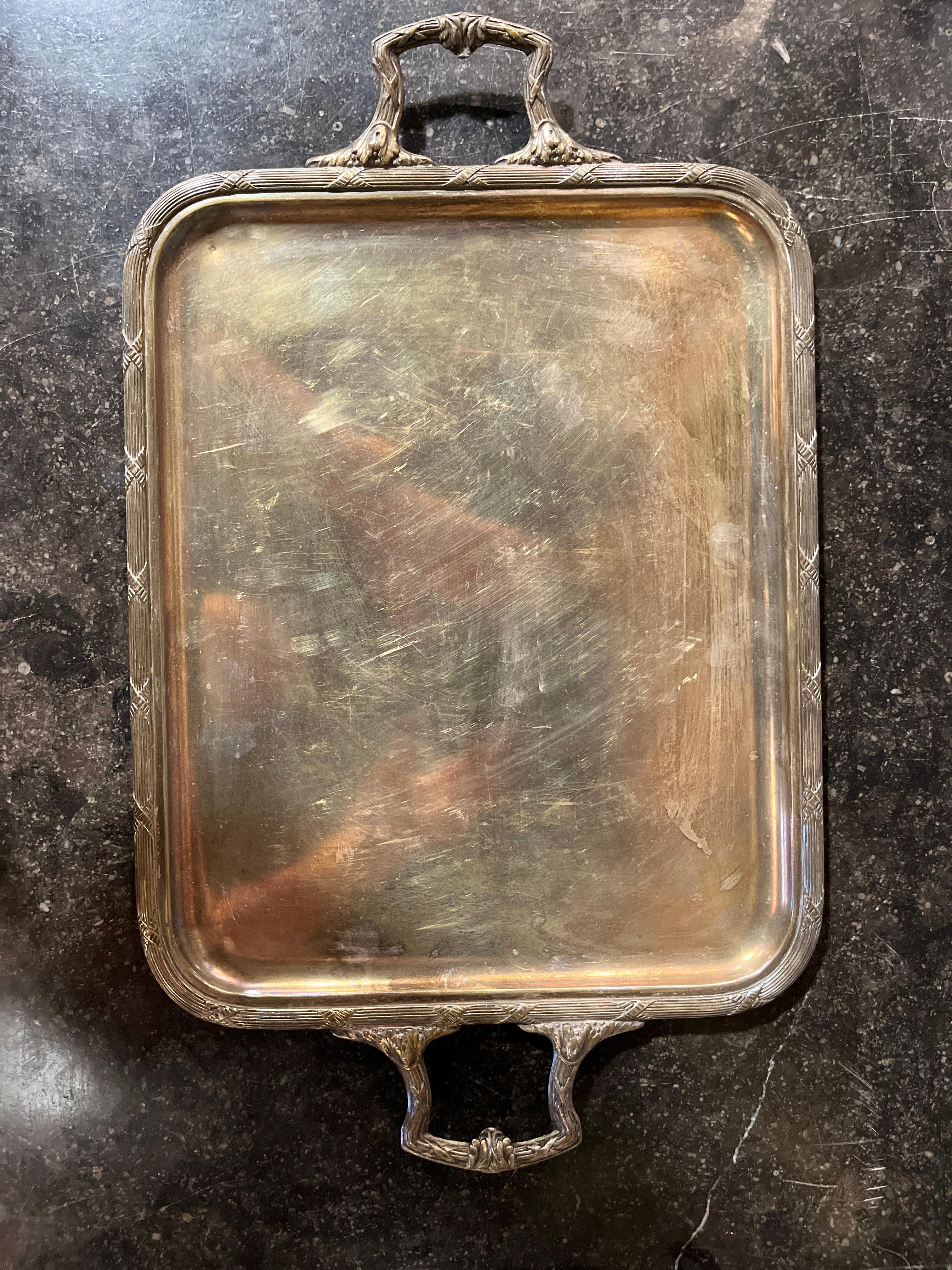 Vassoio in argento in stile Luigi XV del 1900 circa. Bellissimo pezzo acquistato in Francia. Usura appropriata all'età, vedi foto dettagliate o scrivici per qualsiasi domanda. 