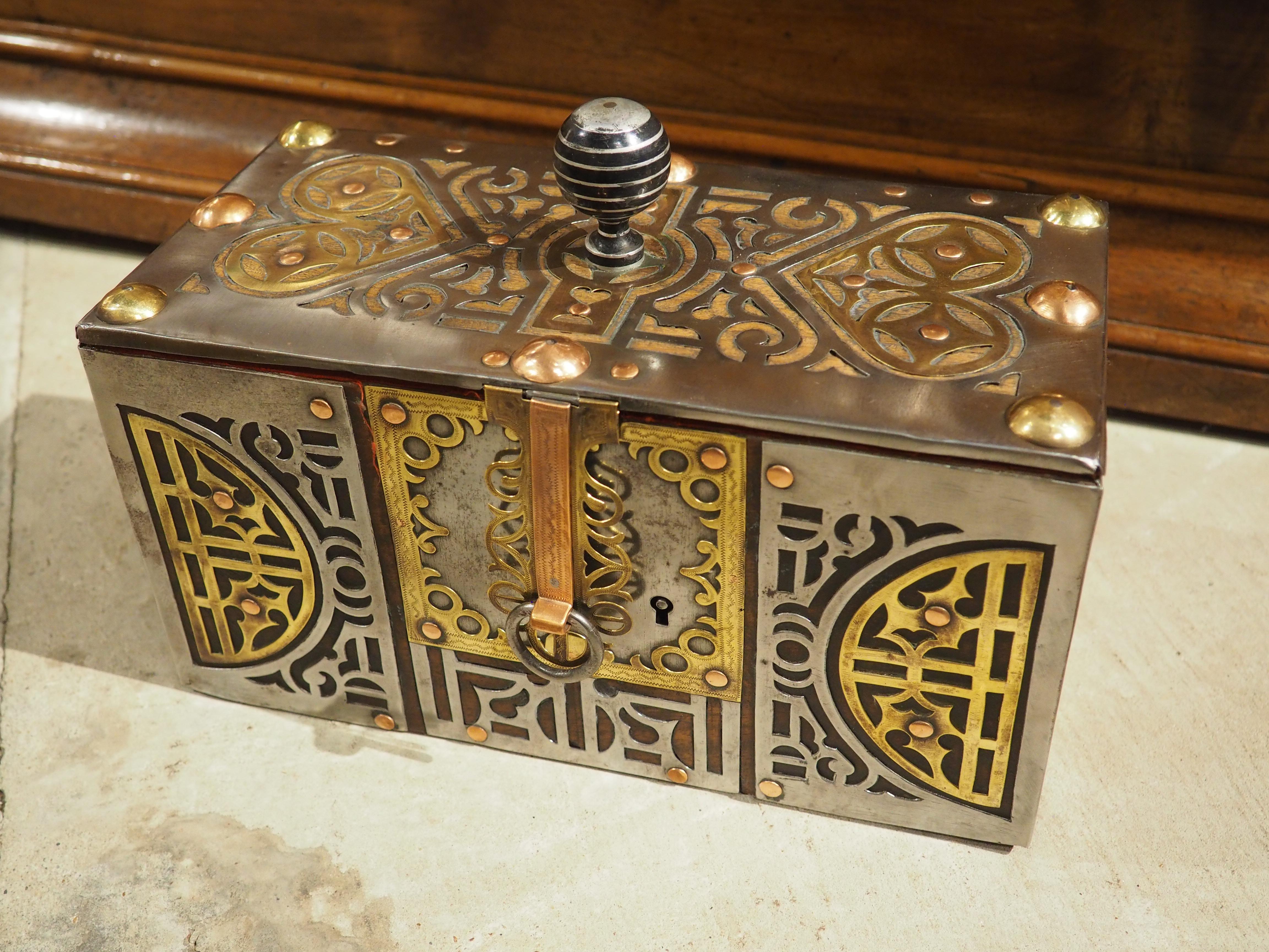 CIRCA 1900 Mauretanische Tuareg-Box aus Stahl, Kupfer, Messing und Holz im Angebot 4