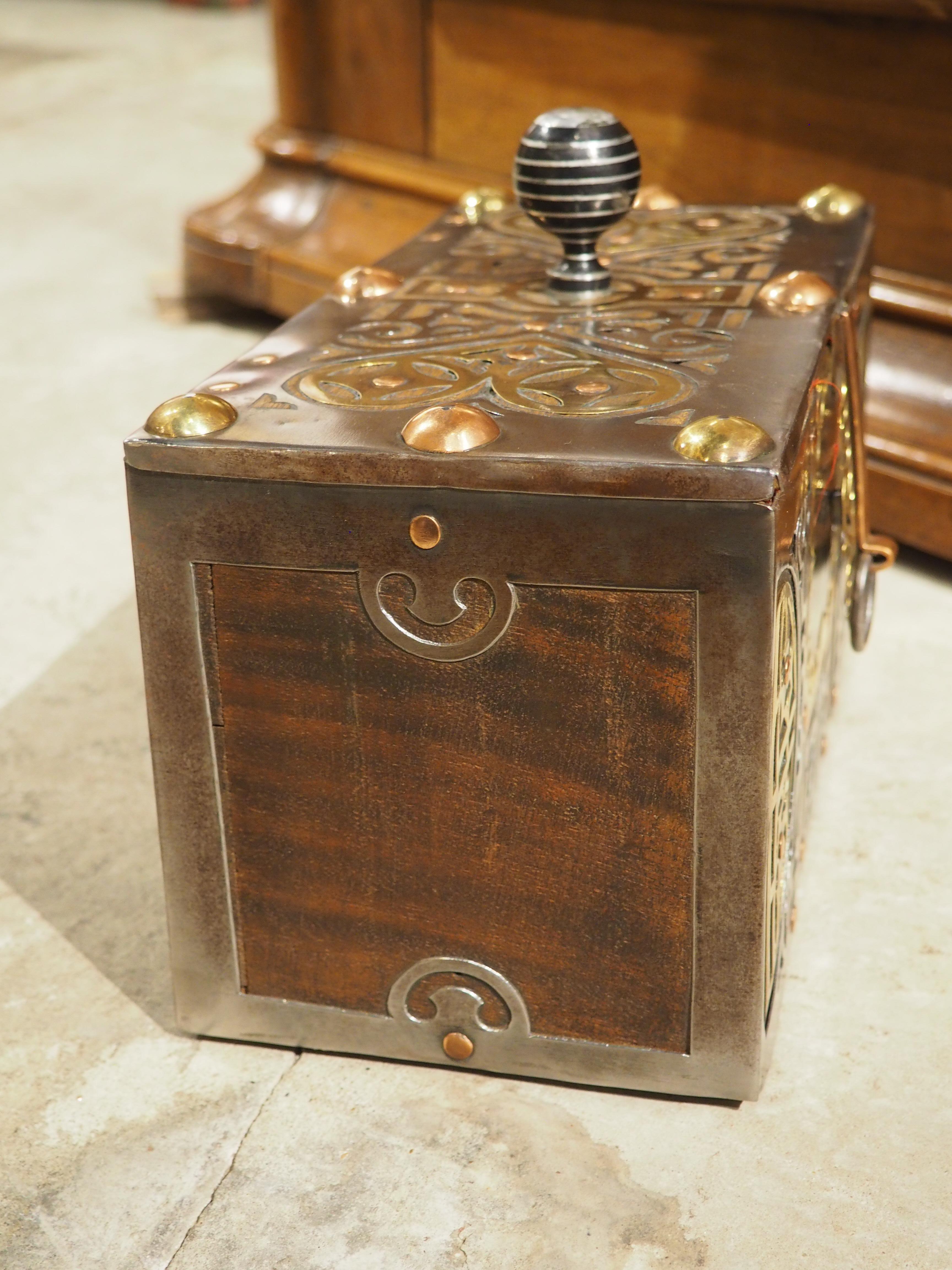 CIRCA 1900 Mauretanische Tuareg-Box aus Stahl, Kupfer, Messing und Holz im Angebot 7