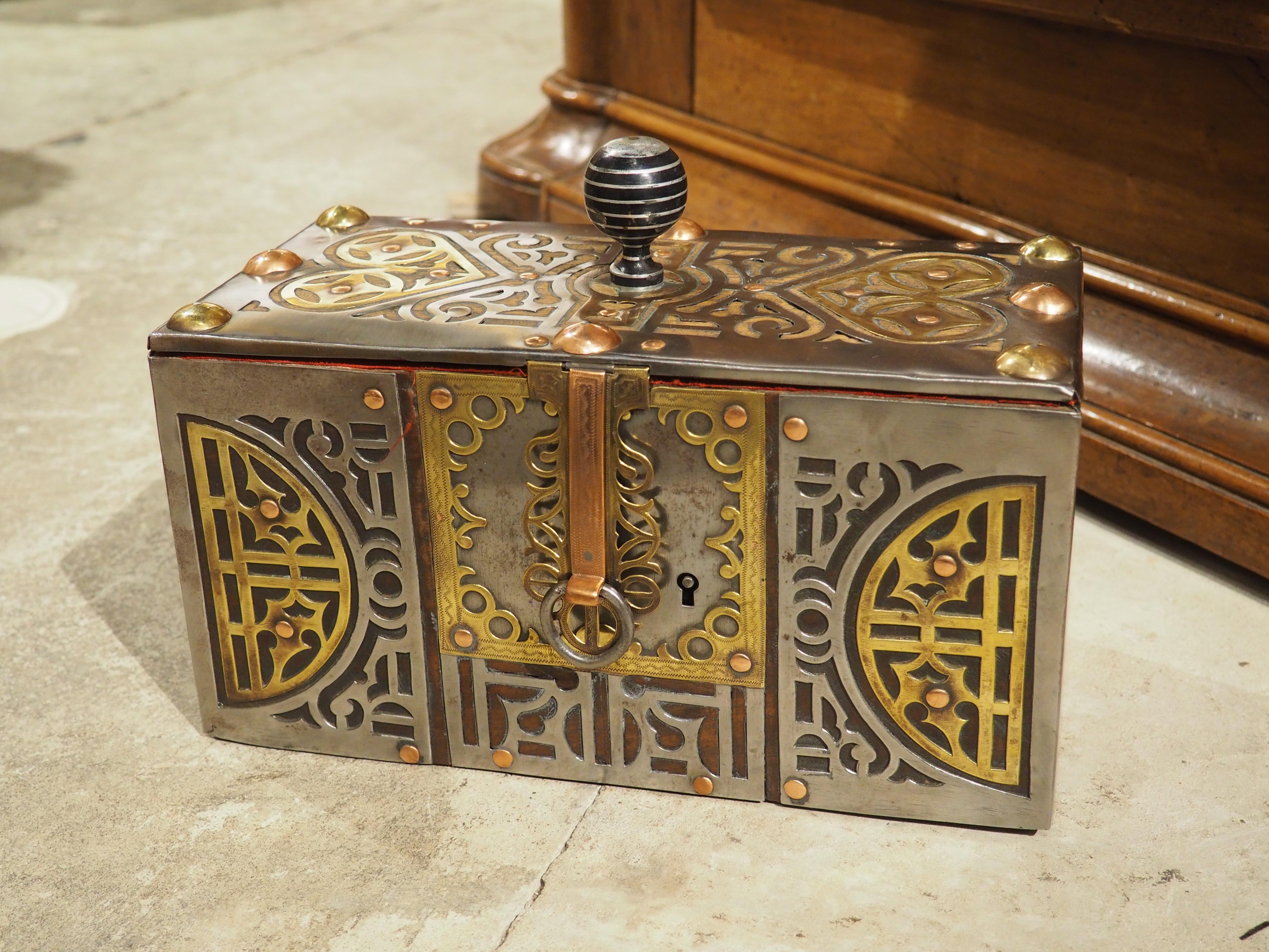 CIRCA 1900 Mauretanische Tuareg-Box aus Stahl, Kupfer, Messing und Holz im Angebot 8
