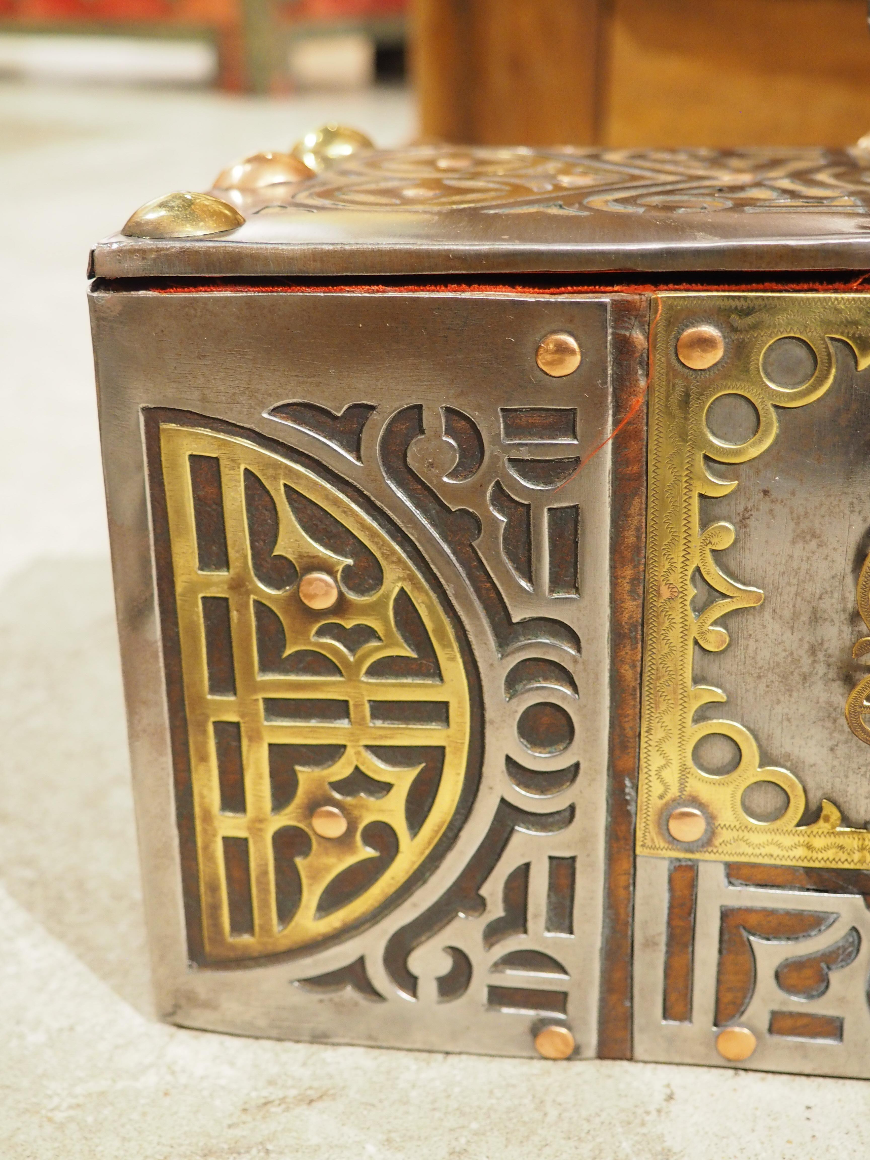 CIRCA 1900 Mauretanische Tuareg-Box aus Stahl, Kupfer, Messing und Holz im Angebot 10