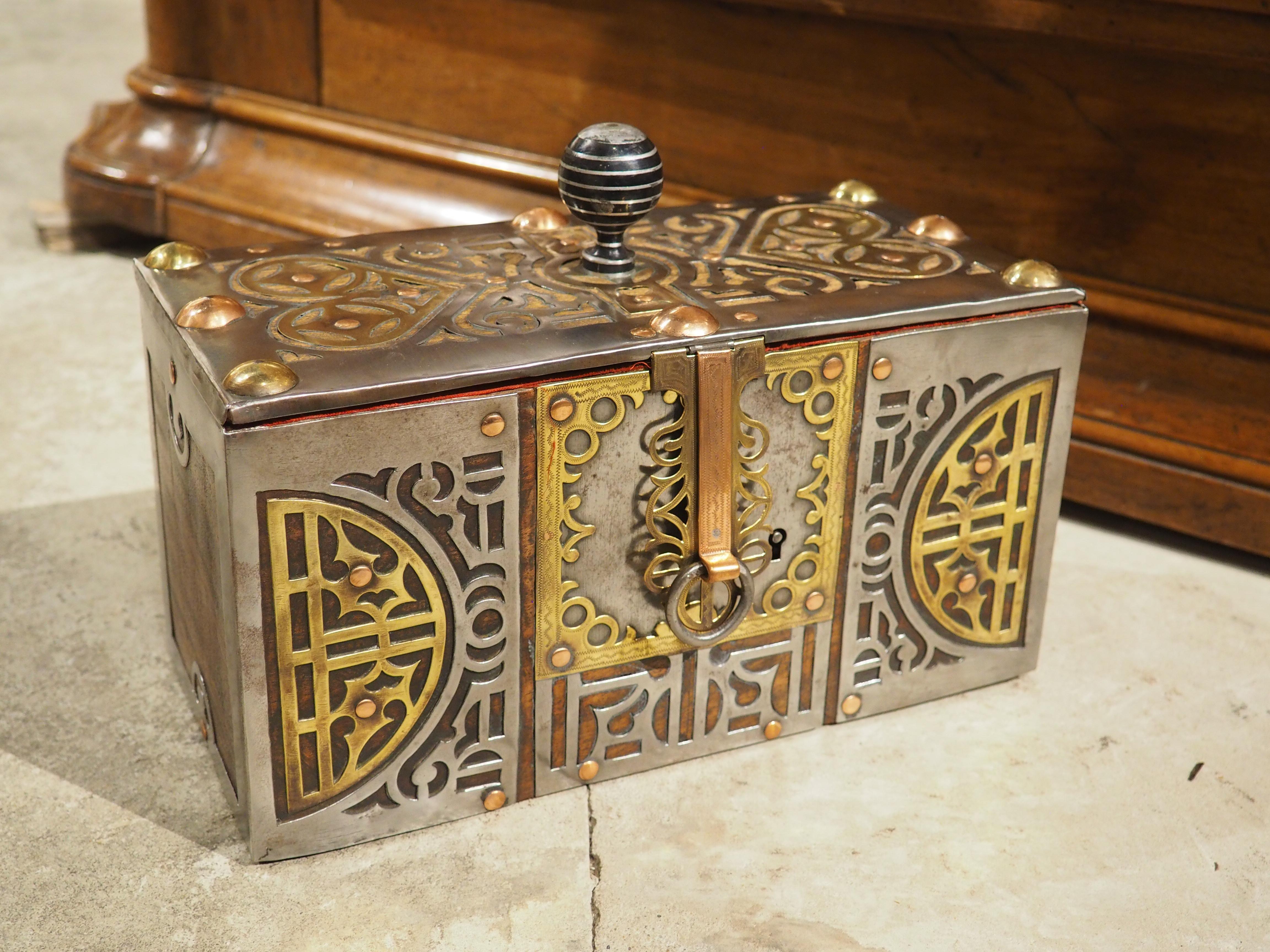 CIRCA 1900 Mauretanische Tuareg-Box aus Stahl, Kupfer, Messing und Holz im Angebot 11