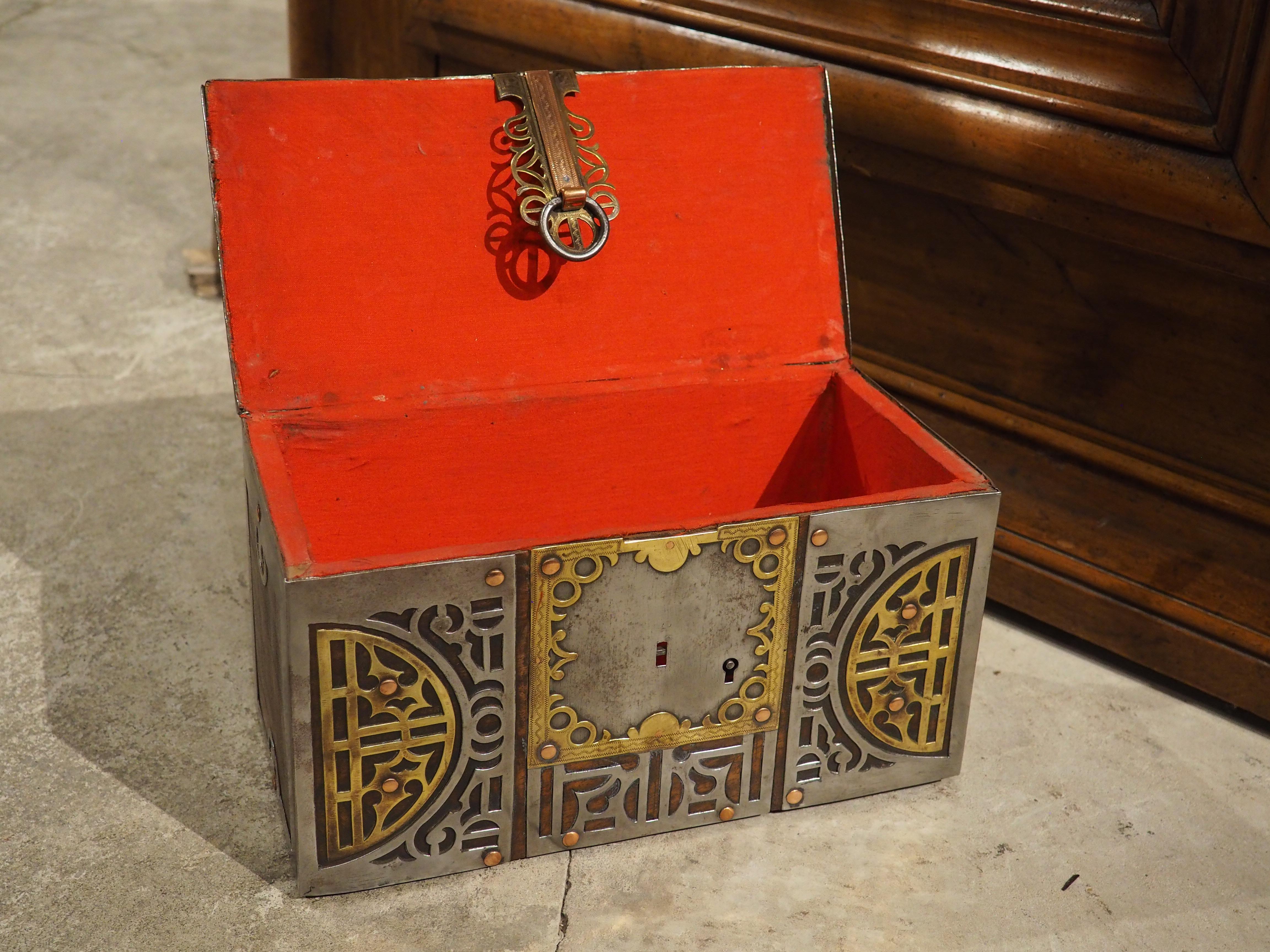 CIRCA 1900 Mauretanische Tuareg-Box aus Stahl, Kupfer, Messing und Holz im Angebot 12
