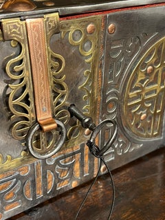 Circa 1900 Boîte touareg mauritanienne en acier découpé, cuivre, laiton et Wood