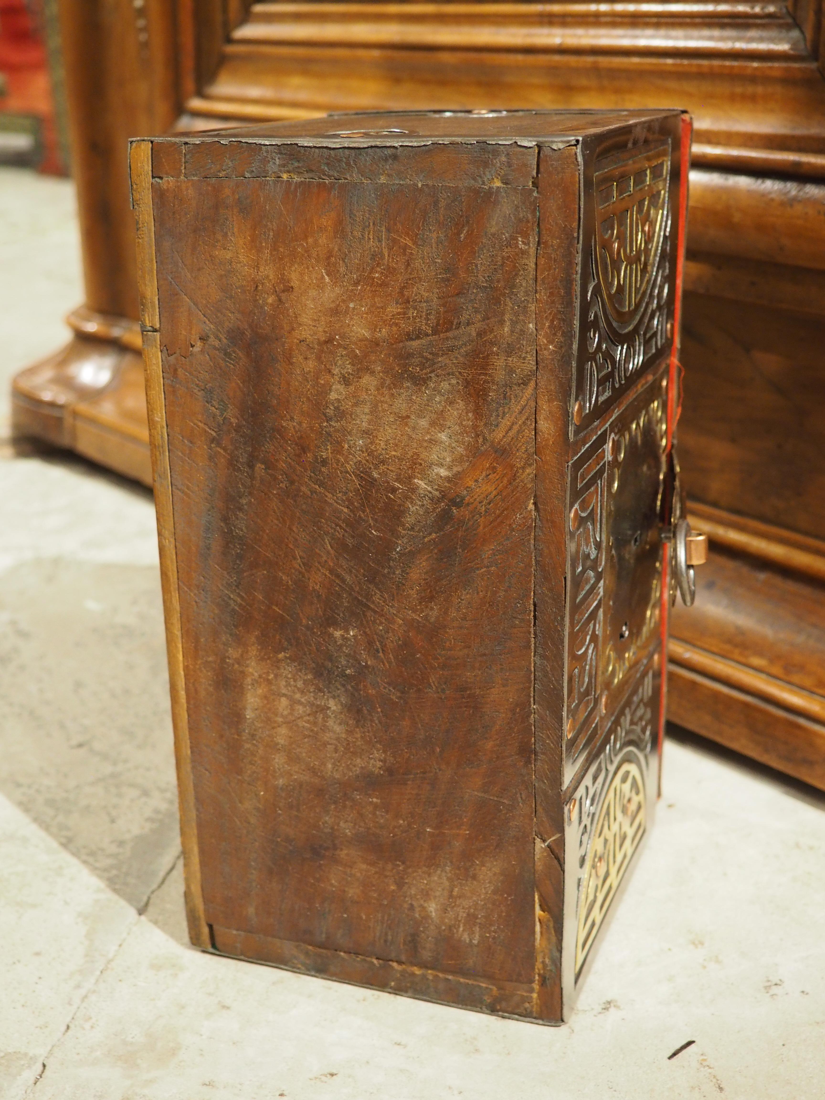 CIRCA 1900 Mauretanische Tuareg-Box aus Stahl, Kupfer, Messing und Holz (Handgeschnitzt) im Angebot