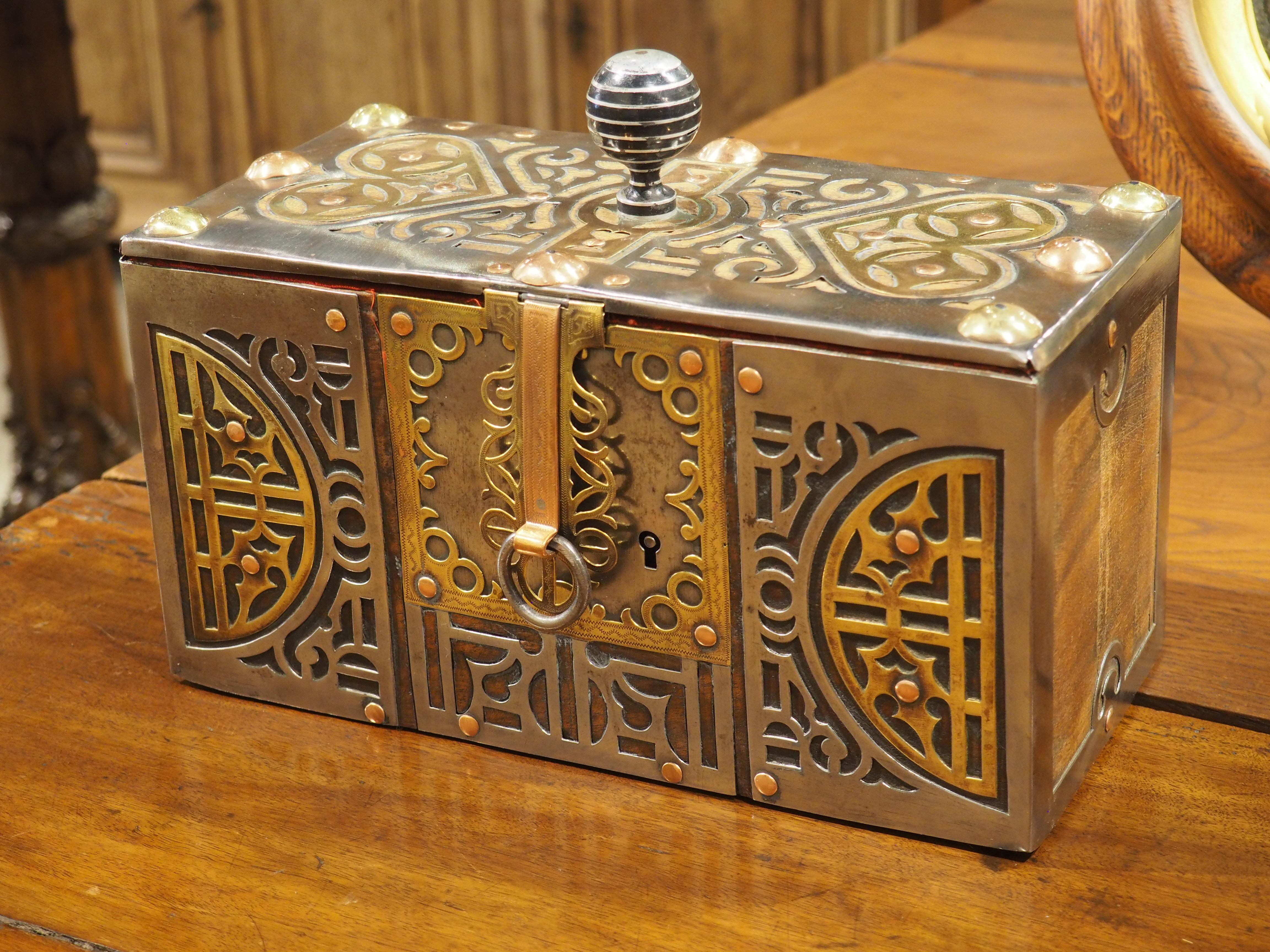 CIRCA 1900 Mauretanische Tuareg-Box aus Stahl, Kupfer, Messing und Holz im Zustand „Gut“ im Angebot in Dallas, TX