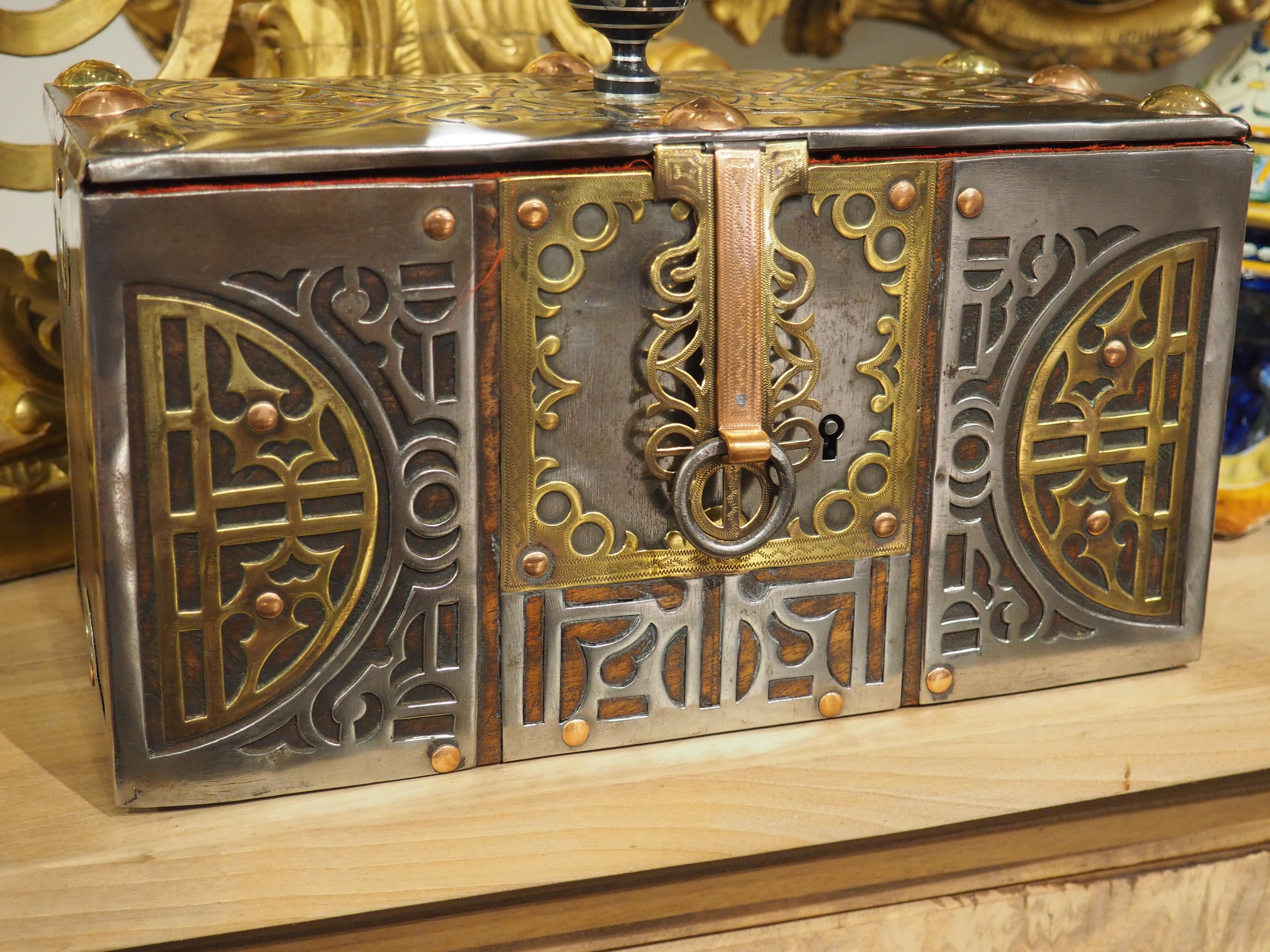 CIRCA 1900 Mauretanische Tuareg-Box aus Stahl, Kupfer, Messing und Holz im Angebot 3