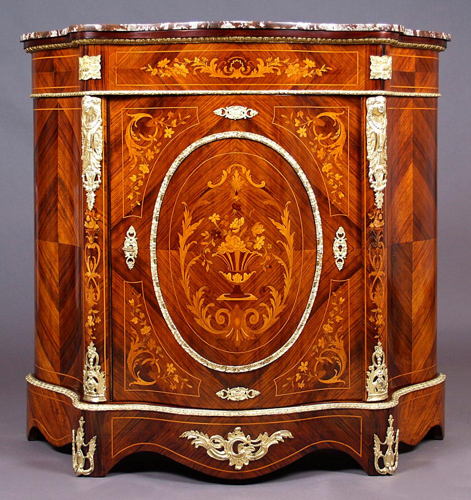 Napoleon III style sideboard cabinet, circa 1900
Cabinet in the style of Napoleon III with curved lines of the frame, closed with a single door through profiled doors. Supported on four legs being an extension of the structure, on the top an