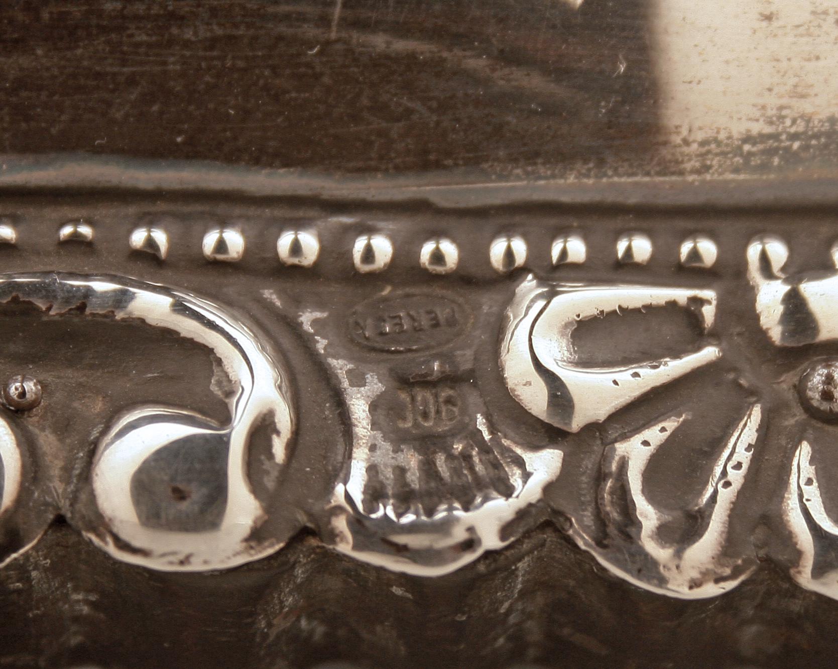 Circa 1900 Cadre néoclassique en bois avec plaque frontale en métal argenté repoussé en vente 2