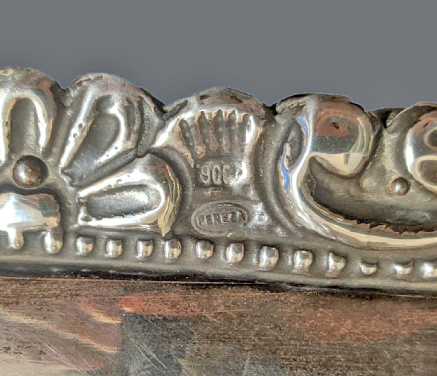 Circa 1900 Marco neoclásico de madera con placa frontal de metal plateado repujado en venta 3