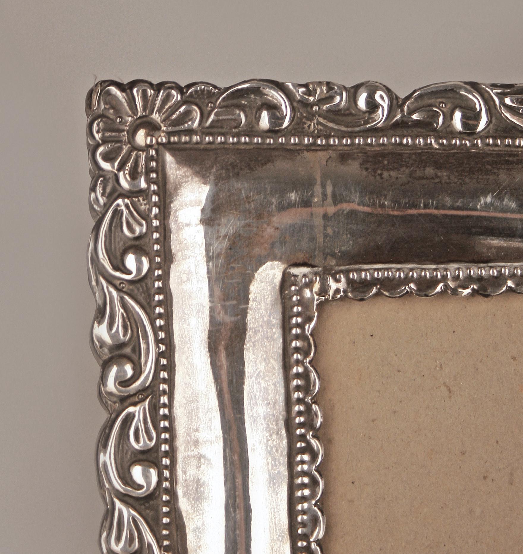 Circa 1900 Marco neoclásico de madera con placa frontal de metal plateado repujado Repujado en venta
