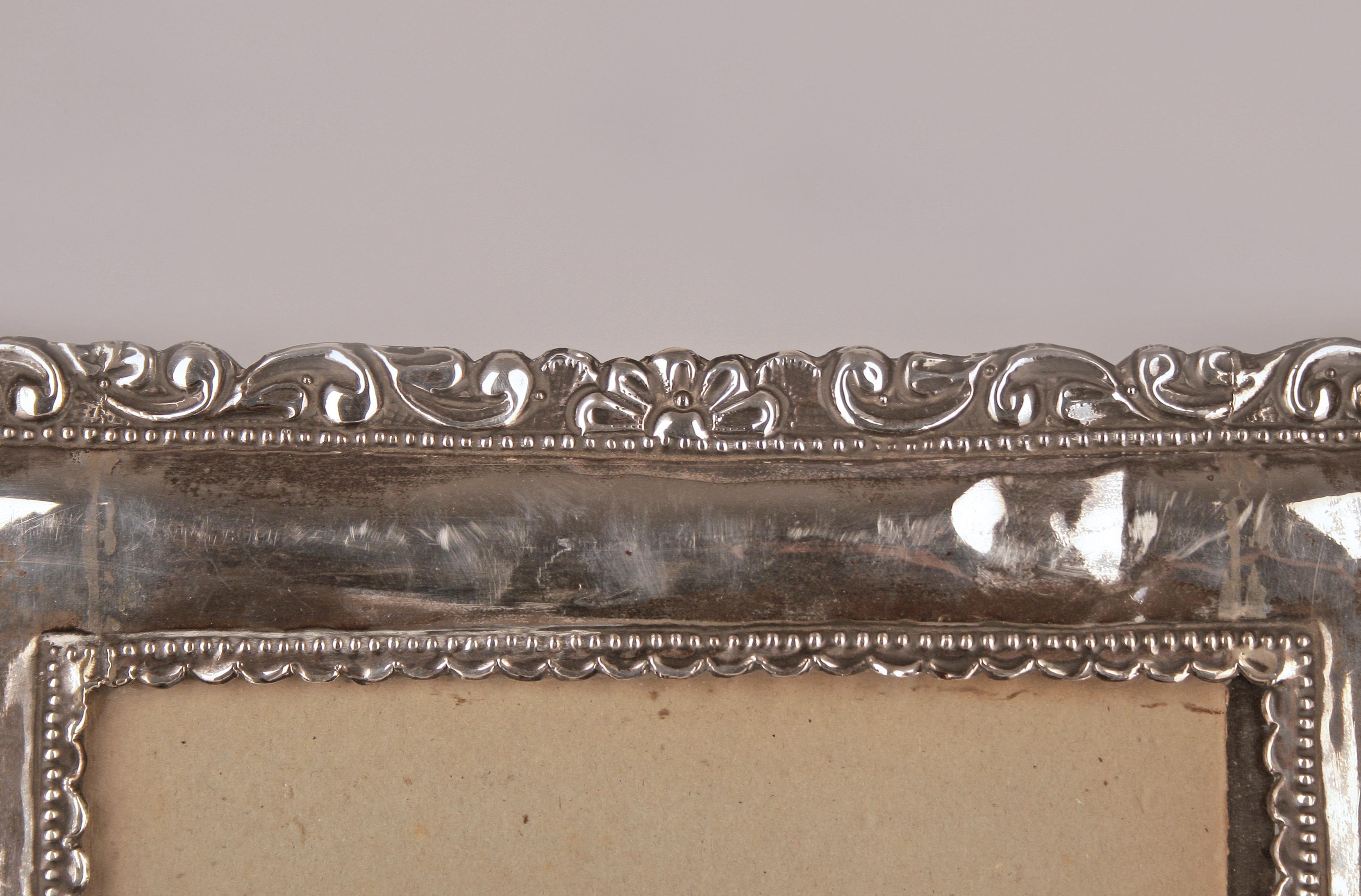 Circa 1900 Cadre néoclassique en bois avec plaque frontale en métal argenté repoussé État moyen - En vente à North Miami, FL